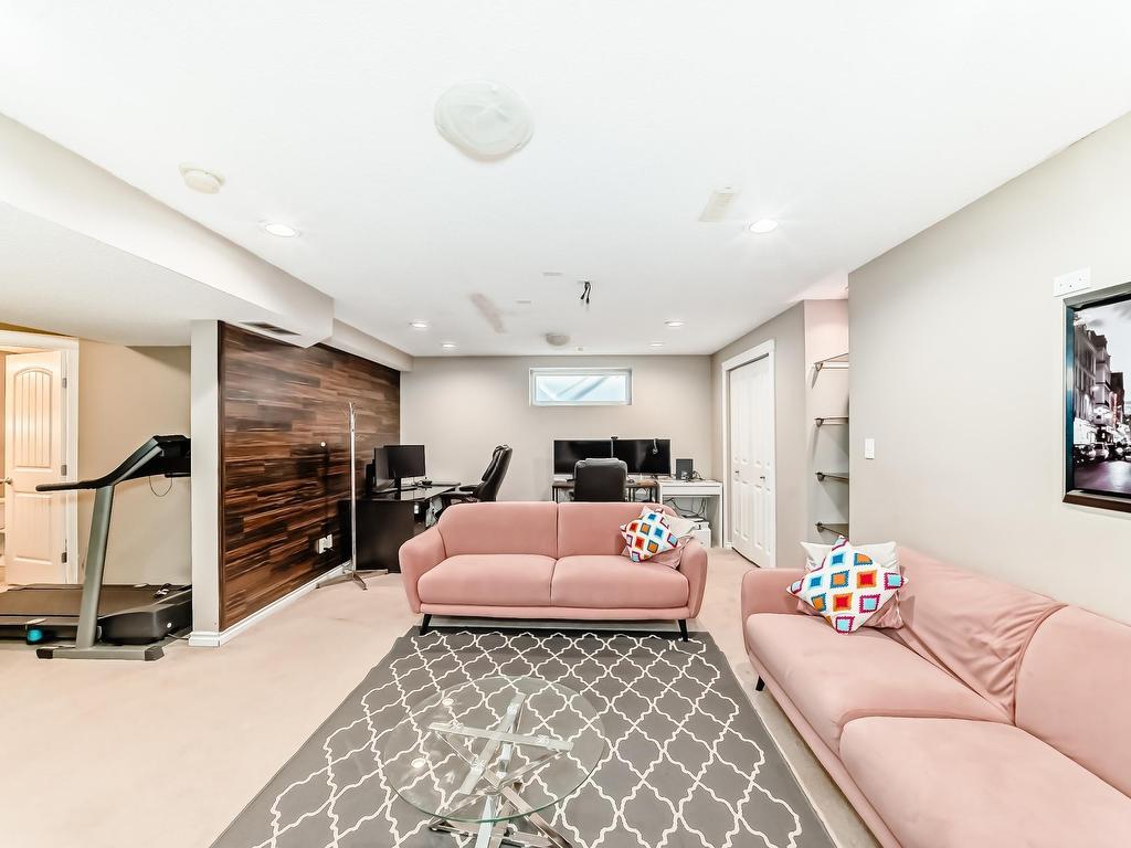 












8722 5 Avenue

,
Edmonton,




AB
T6X 1E2

