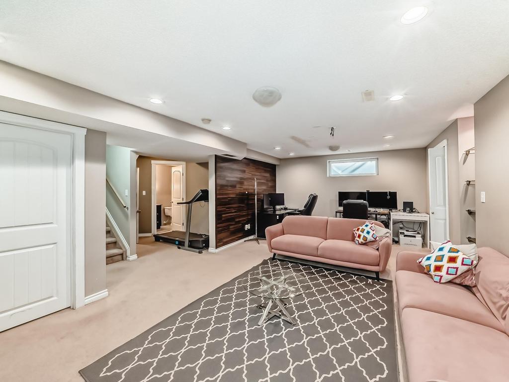 












8722 5 Avenue

,
Edmonton,




AB
T6X 1E2


