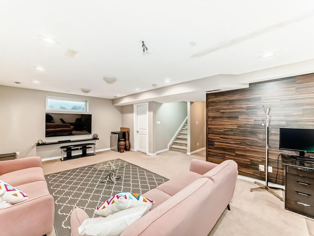 












8722 5 Avenue

,
Edmonton,




AB
T6X 1E2

