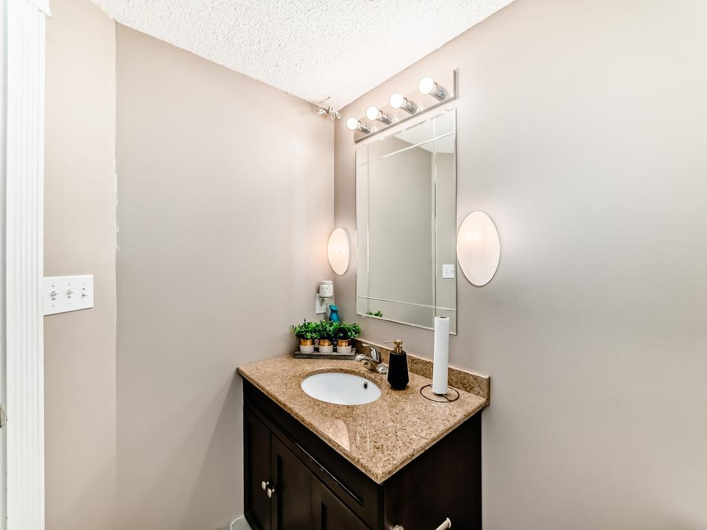 












8722 5 Avenue

,
Edmonton,




AB
T6X 1E2

