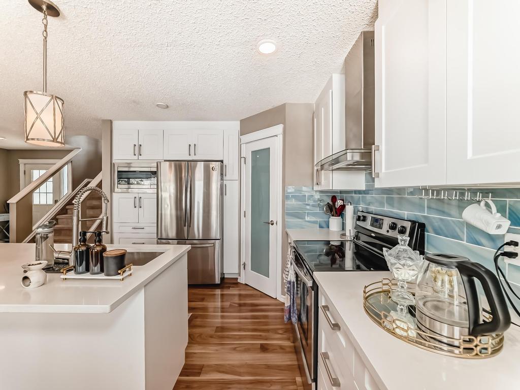 












8722 5 Avenue

,
Edmonton,




AB
T6X 1E2

