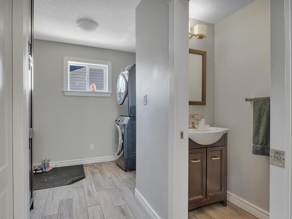 












5 BRIDGEPORT Wynd

,
Leduc,




AB
T9E 8B2

