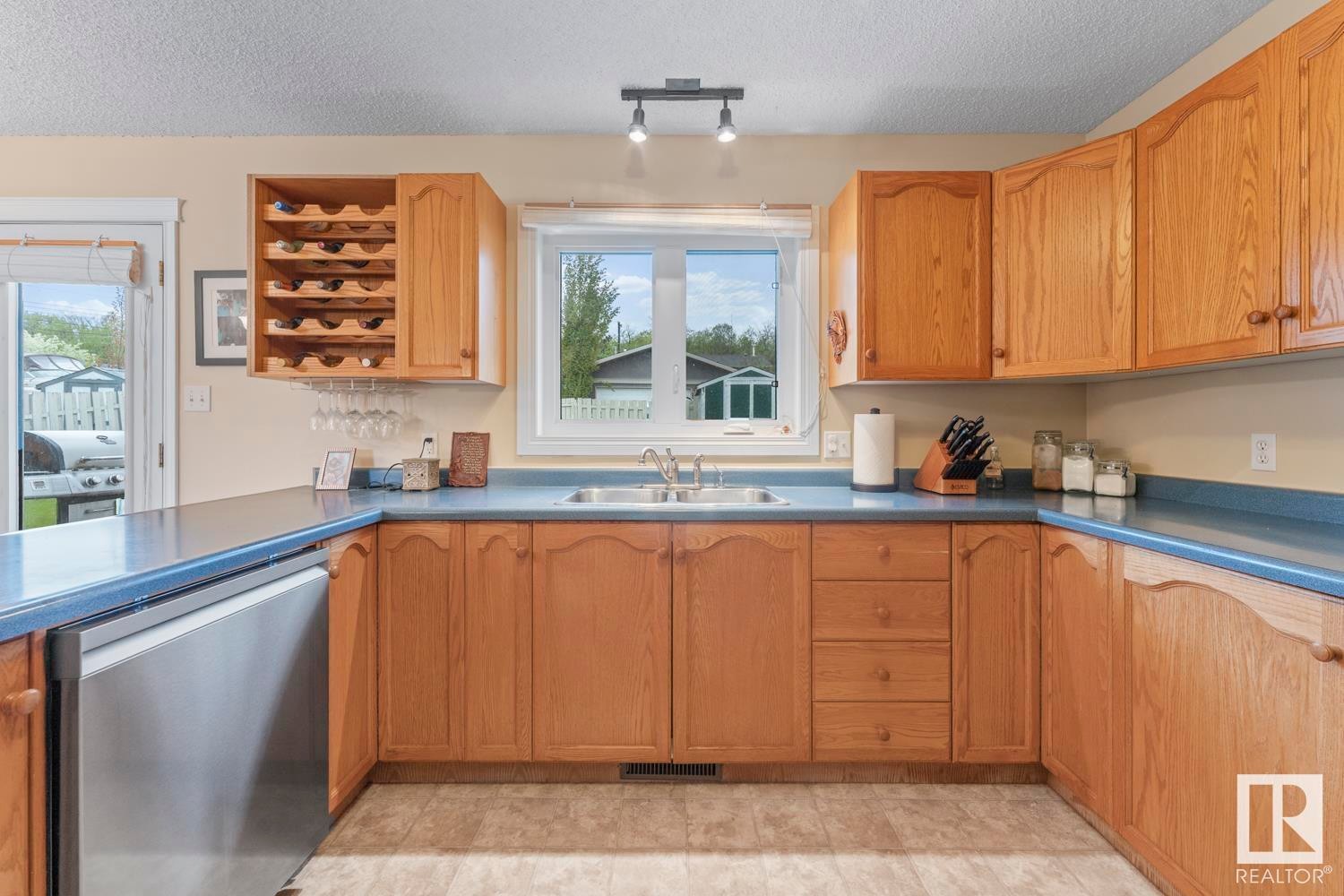 












1005 11 Street

,
Cold Lake,




AB
T9M 1K2

