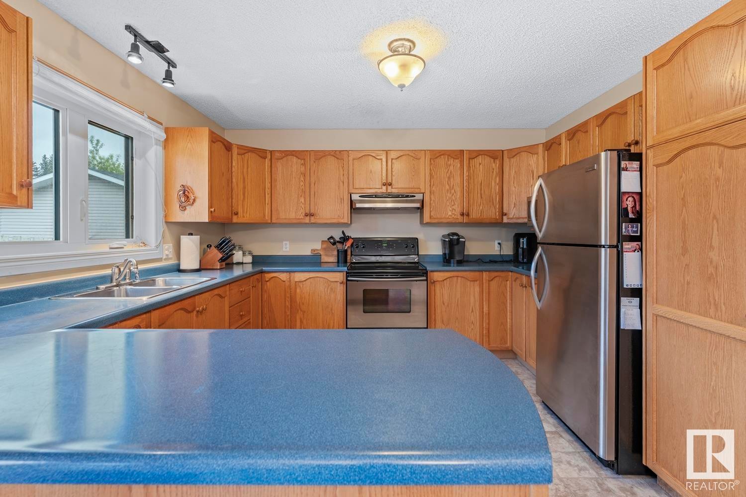












1005 11 Street

,
Cold Lake,




AB
T9M 1K2

