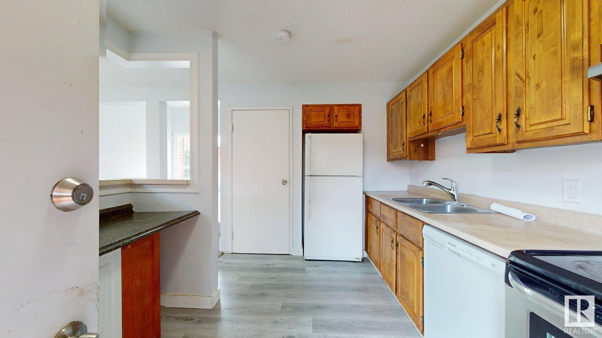 












613 MILLBOURNE Road E

,
Edmonton,




AB
T6X 3N3

