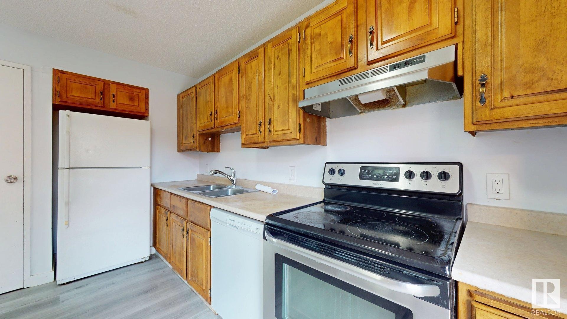 












613 MILLBOURNE Road E

,
Edmonton,




AB
T6X 3N3

