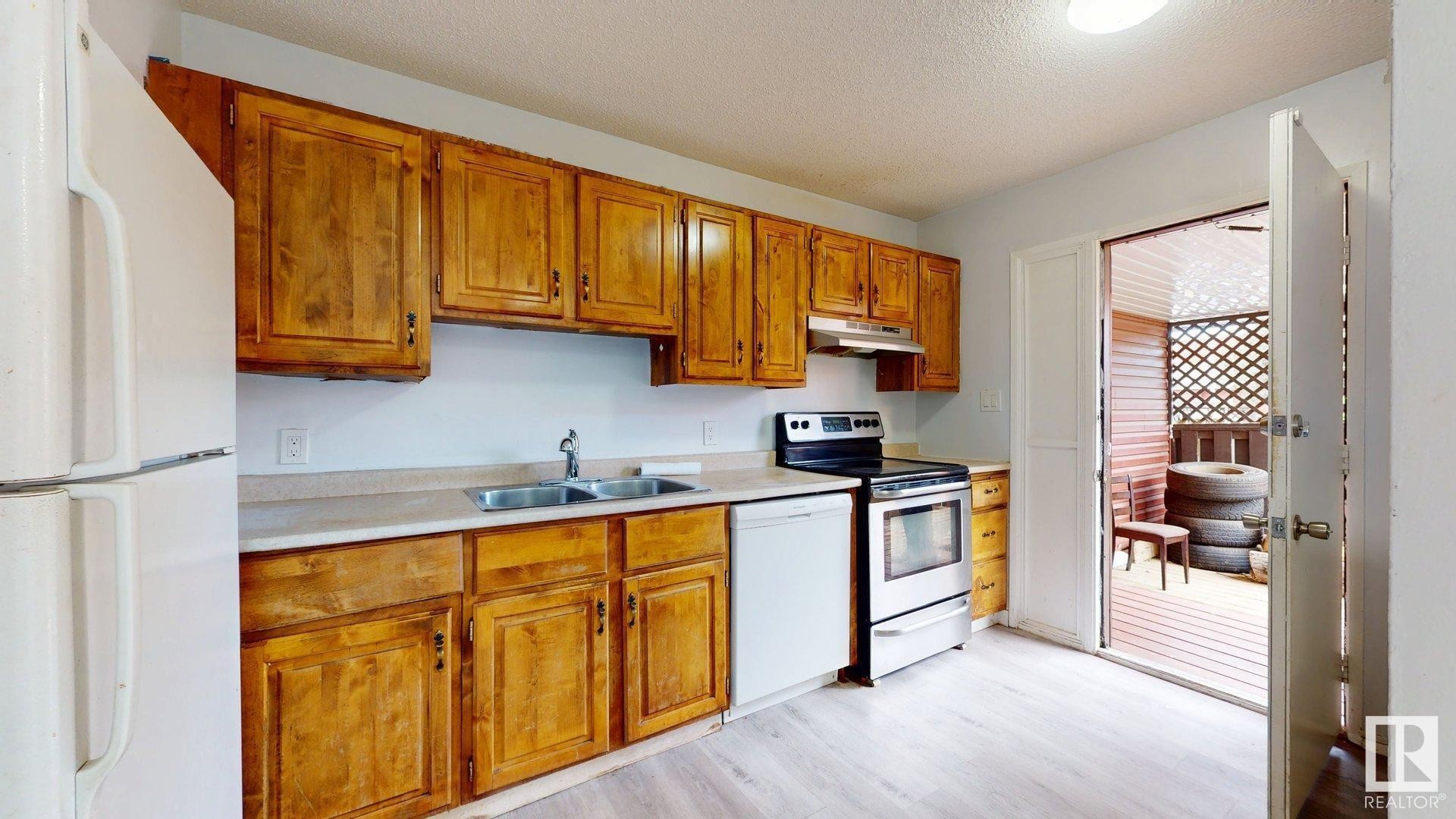 












613 MILLBOURNE Road E

,
Edmonton,




AB
T6X 3N3

