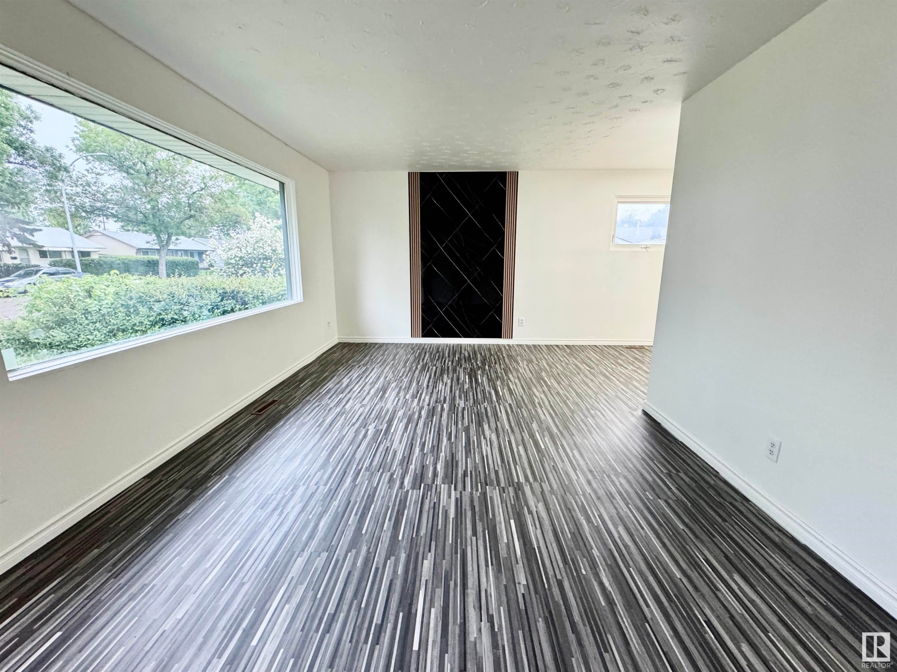 












16415 106 Avenue

,
Edmonton,




AB
T5P 0X1

