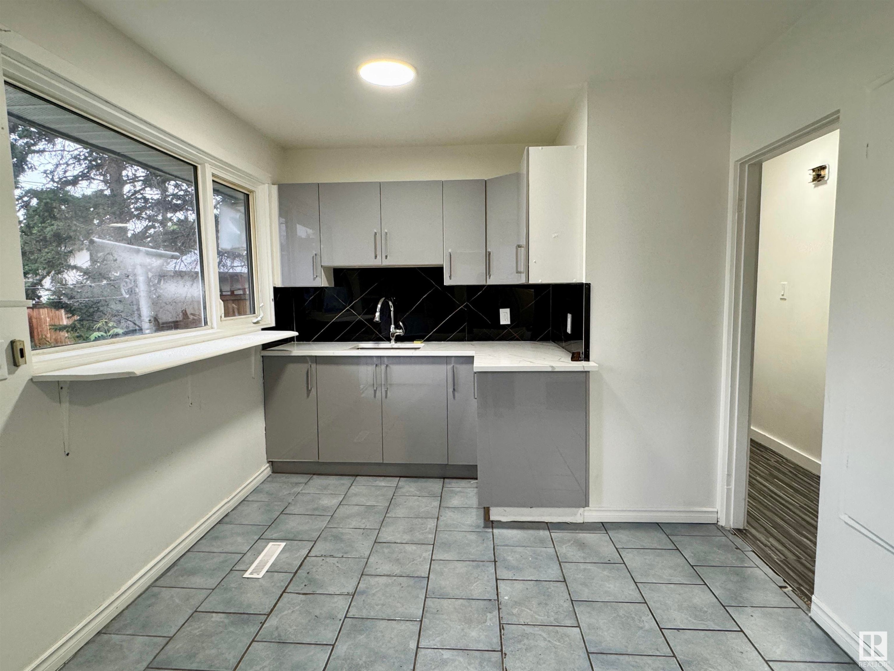 












16415 106 Avenue

,
Edmonton,




AB
T5P 0X1

