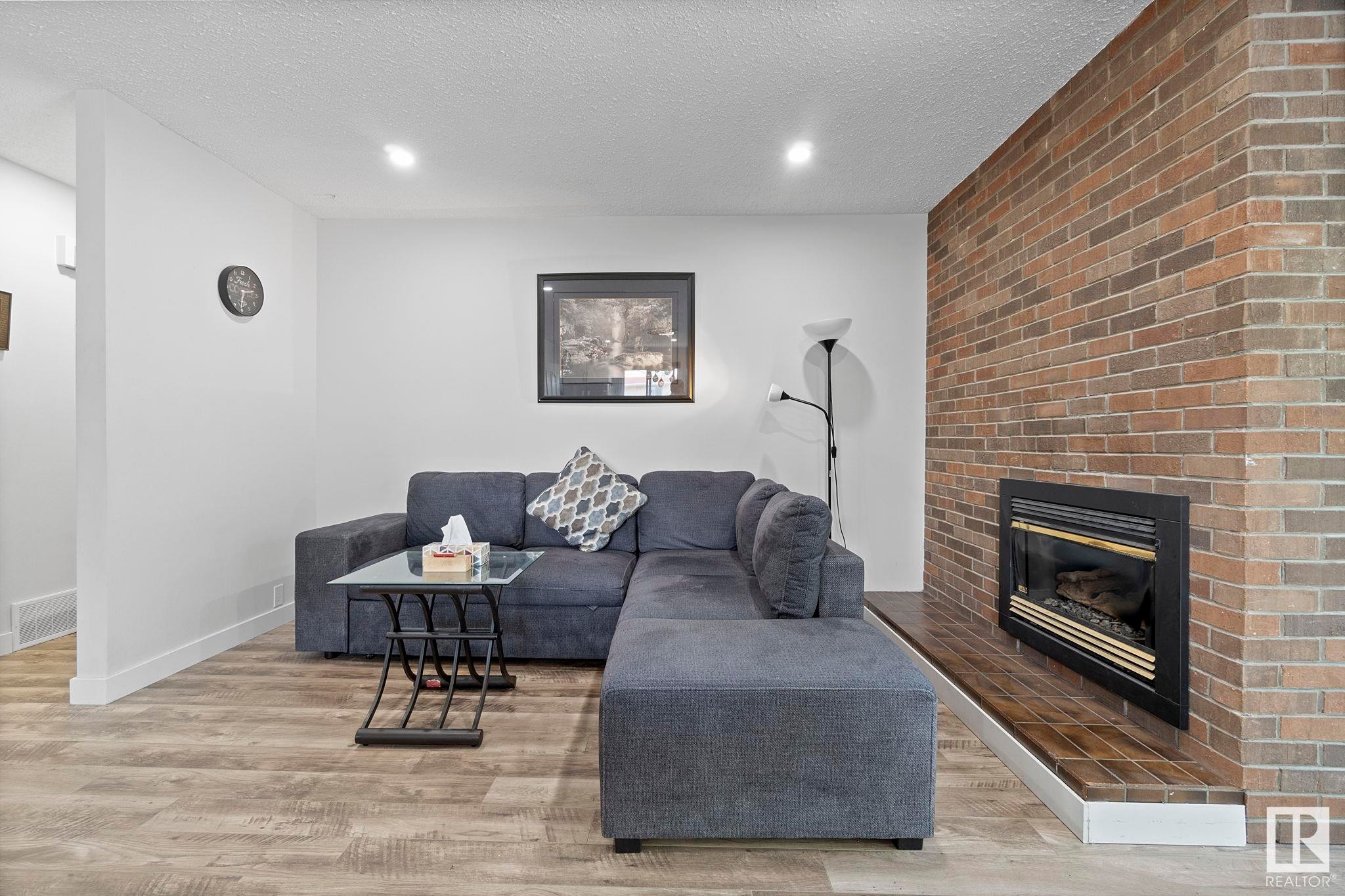












18404 66 Avenue

,
Edmonton,




AB
T5T 2M2

