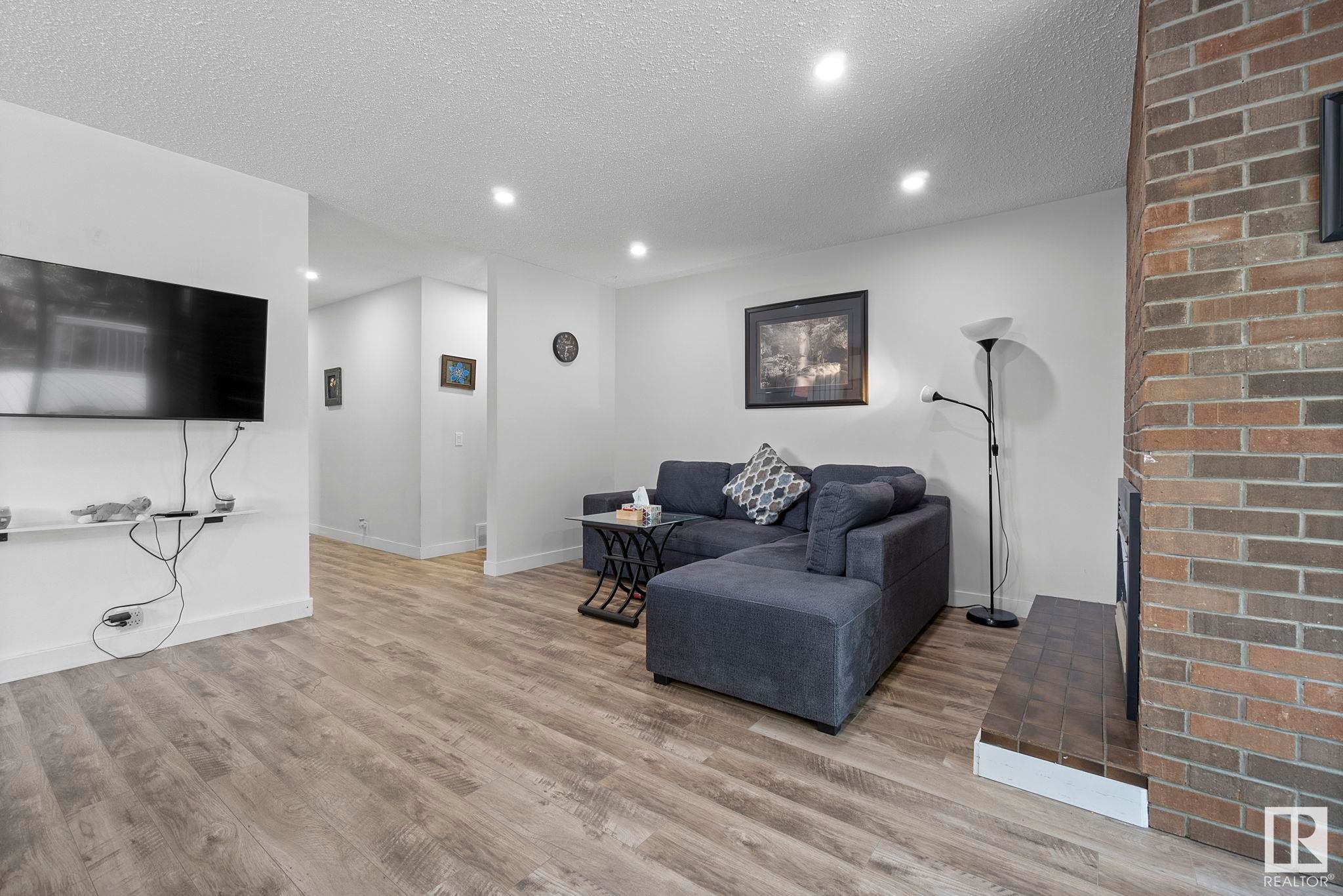 












18404 66 Avenue

,
Edmonton,




AB
T5T 2M2


