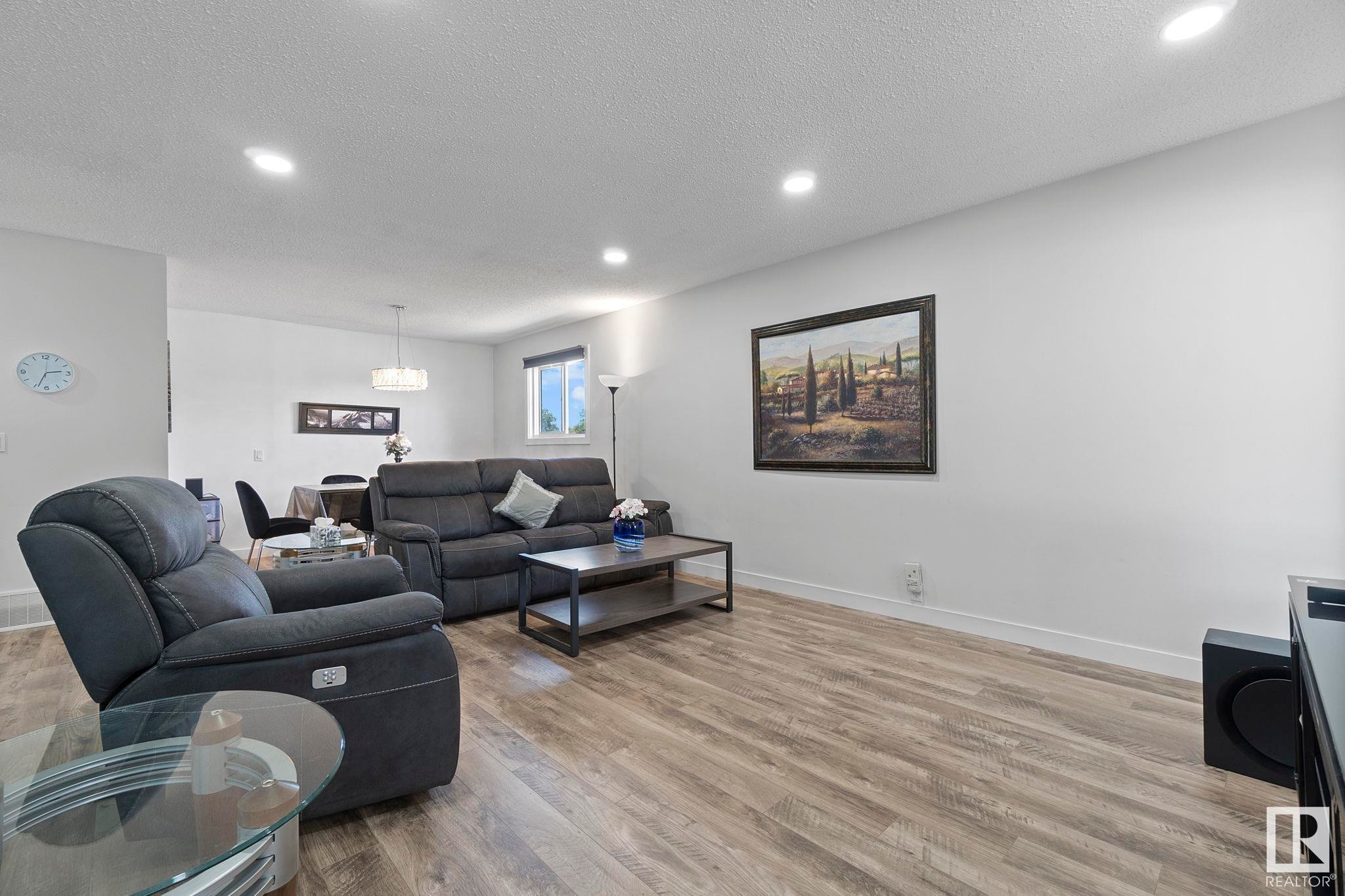 












18404 66 Avenue

,
Edmonton,




AB
T5T 2M2

