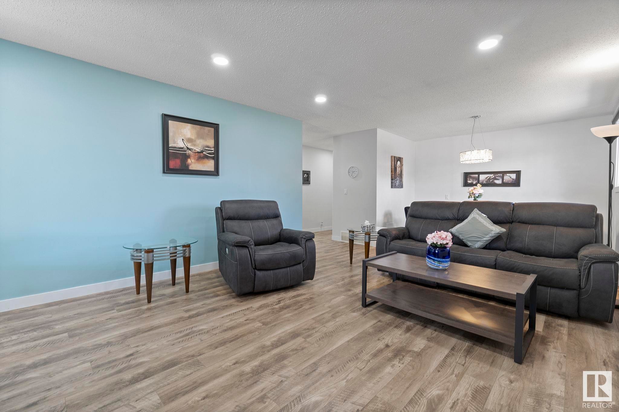 












18404 66 Avenue

,
Edmonton,




AB
T5T 2M2

