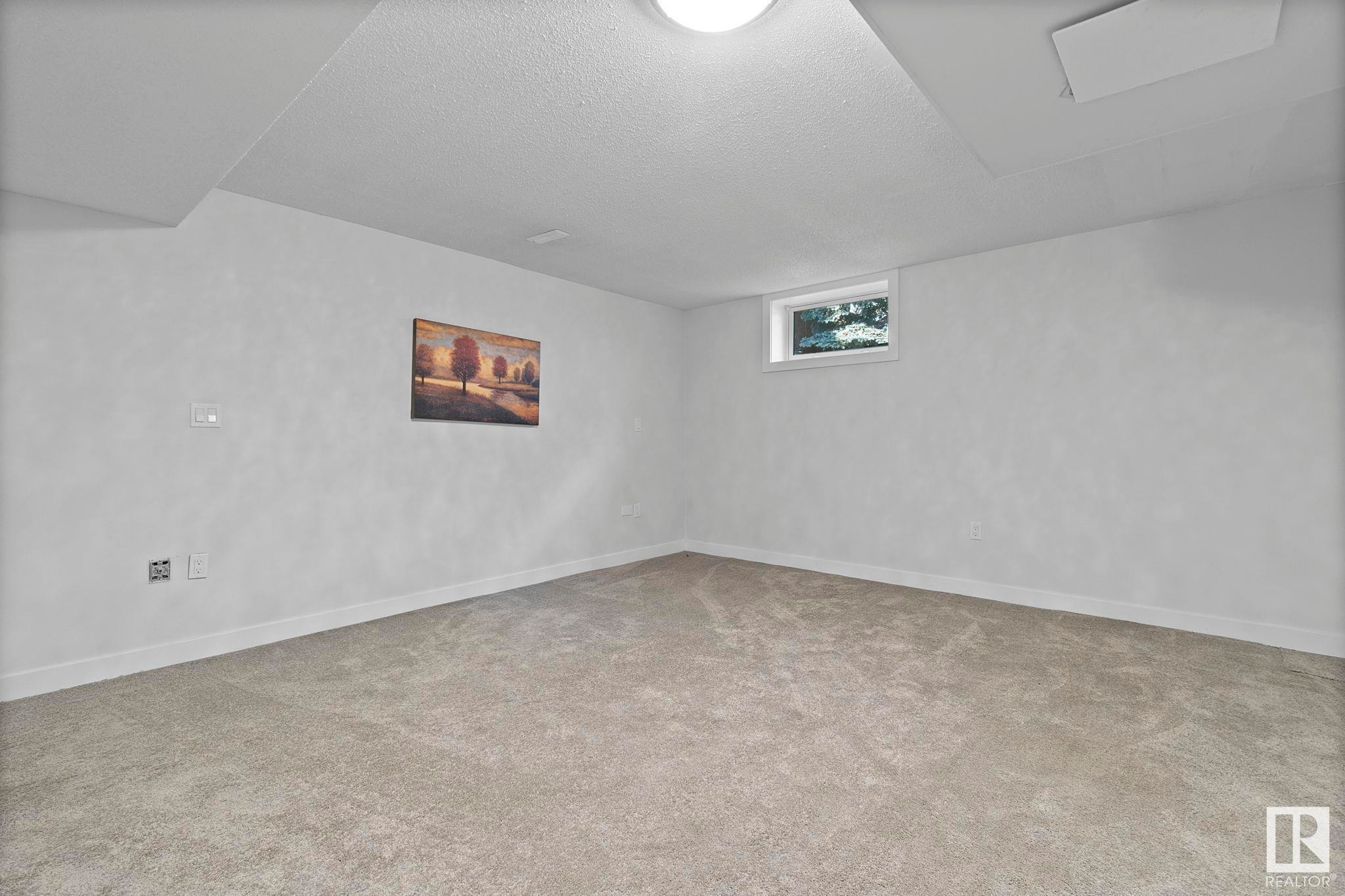 












18404 66 Avenue

,
Edmonton,




AB
T5T 2M2

