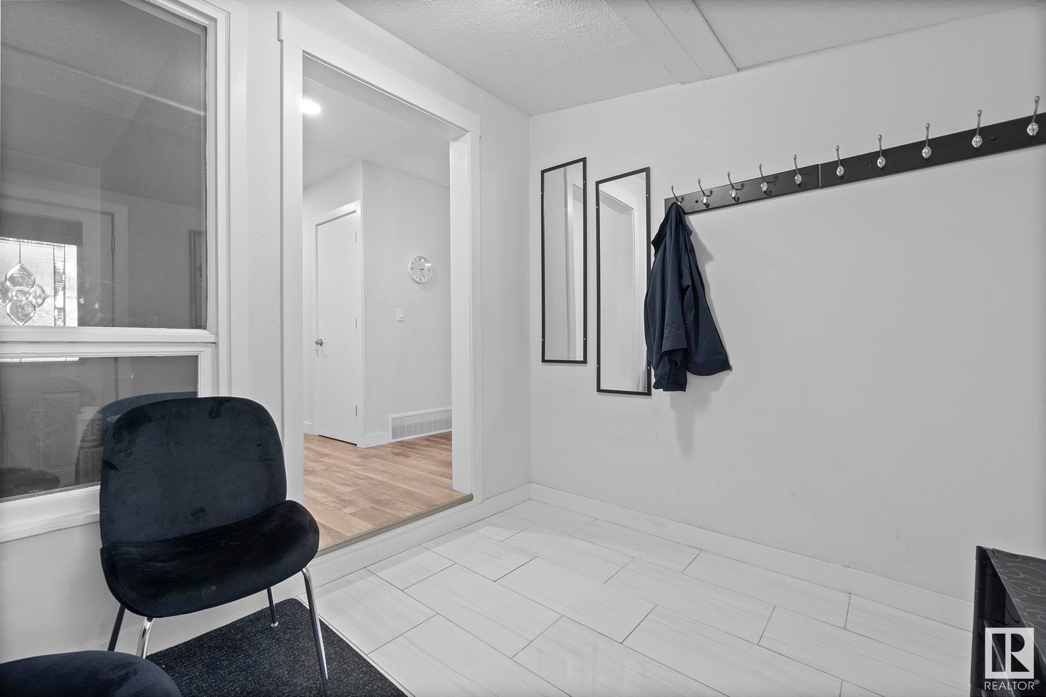 












18404 66 Avenue

,
Edmonton,




AB
T5T 2M2

