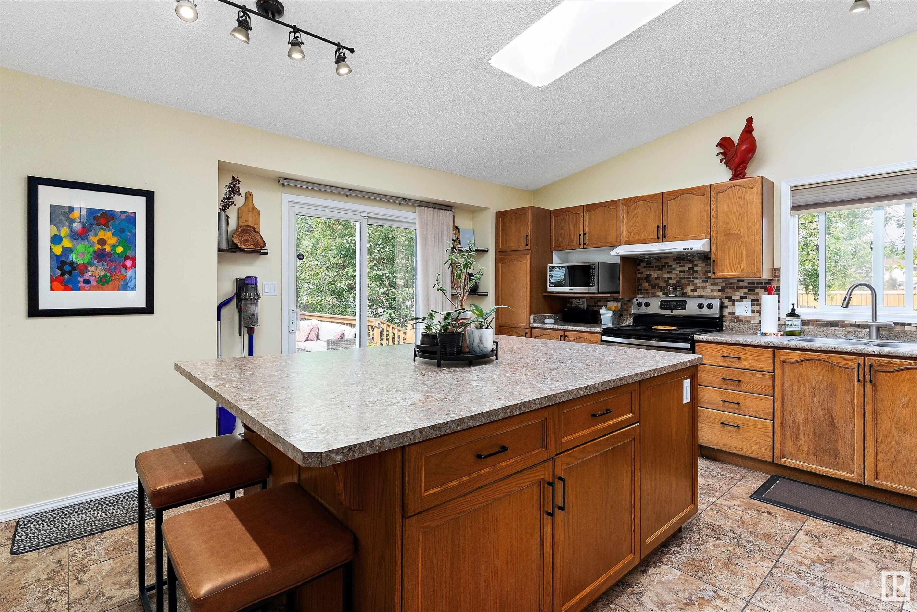 












11108 10A Avenue

,
Edmonton,




AB
T6J 6S8

