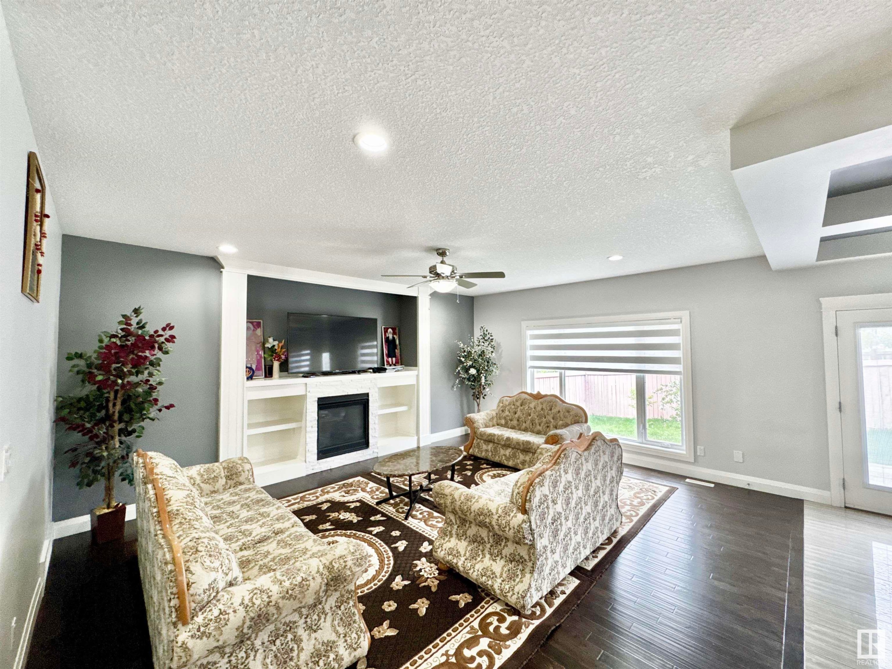 












2212 22 Street

,
Edmonton,




AB
T6T 0Z1

