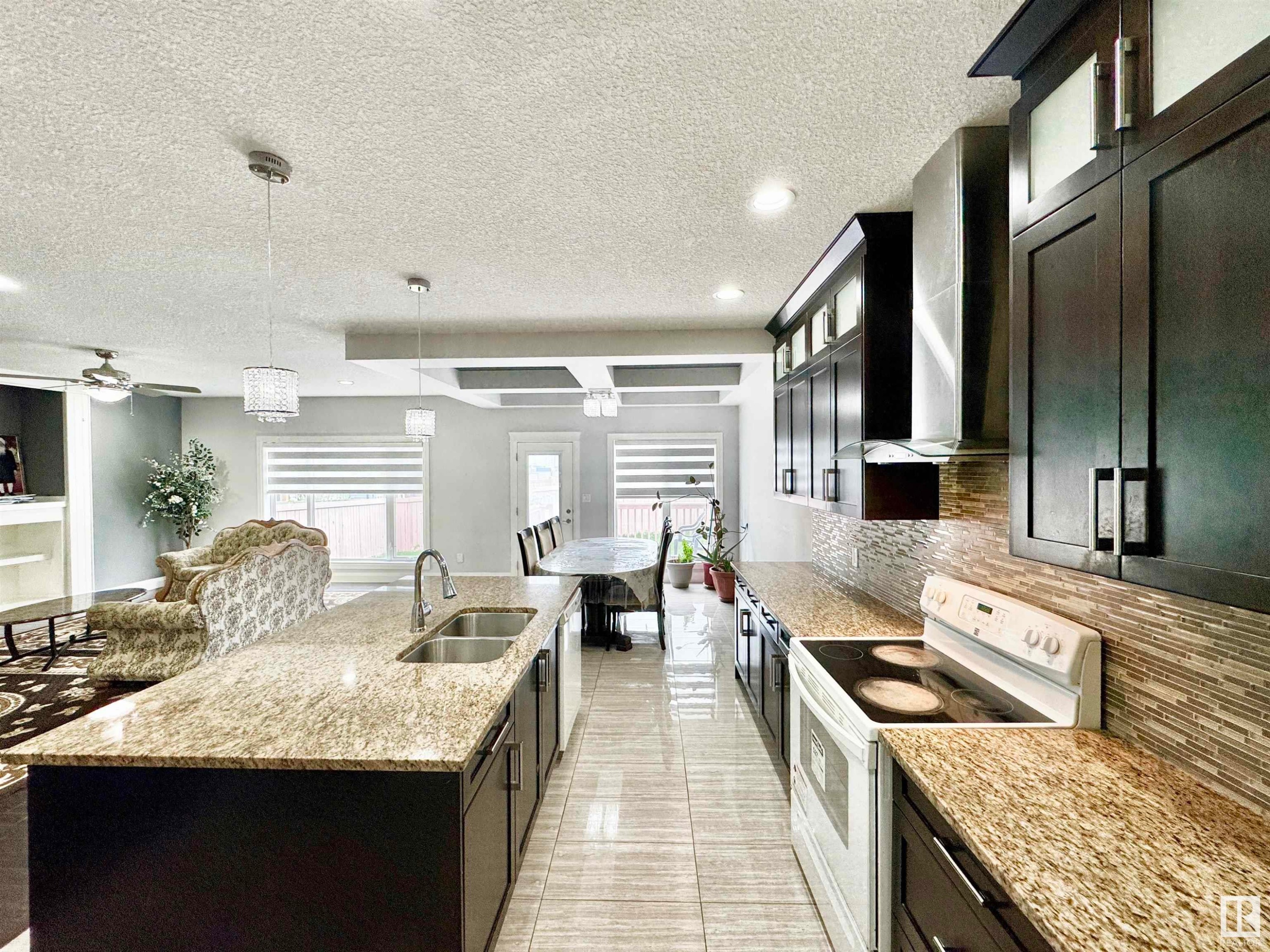 












2212 22 Street

,
Edmonton,




AB
T6T 0Z1

