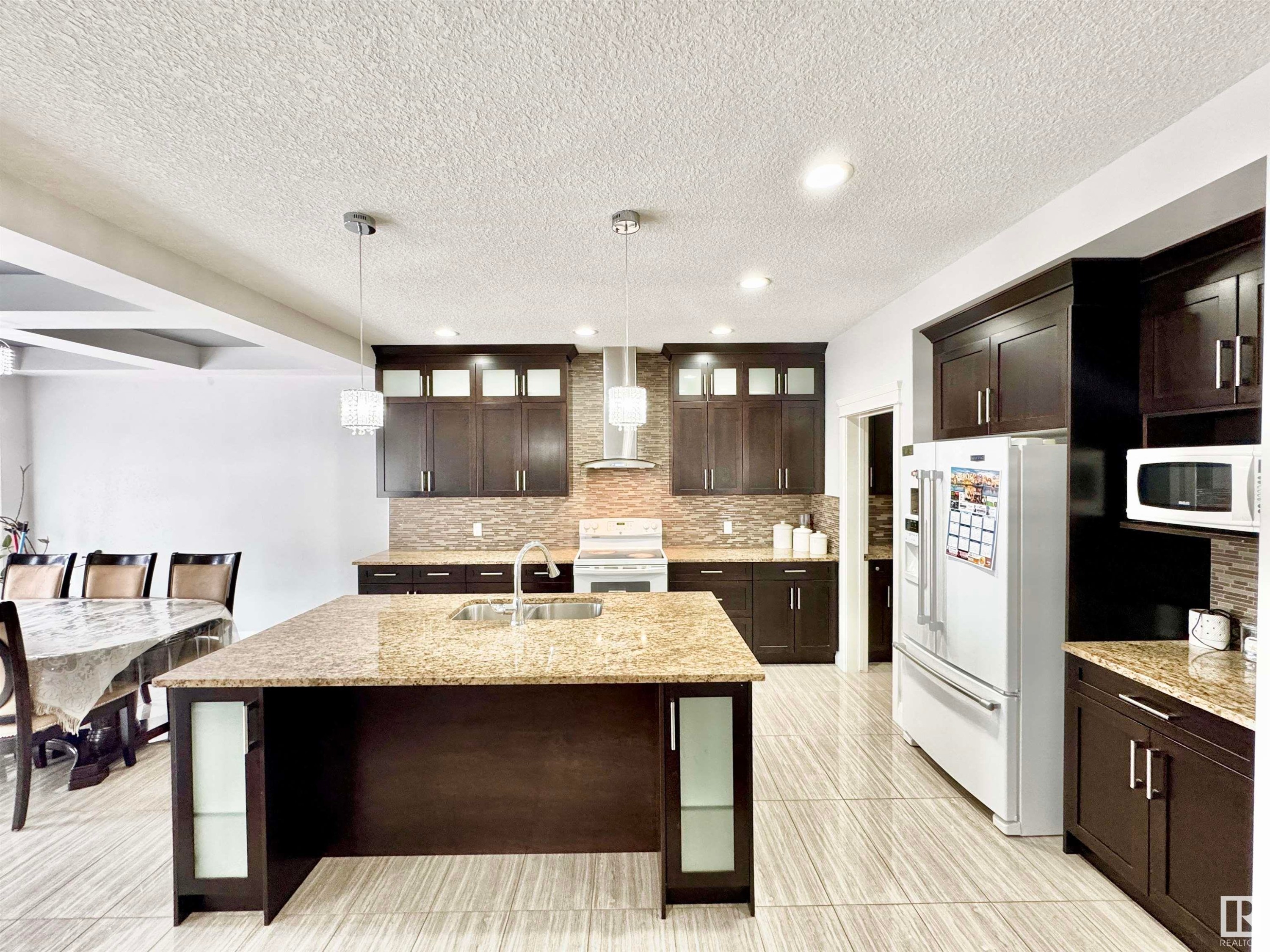 












2212 22 Street

,
Edmonton,




AB
T6T 0Z1


