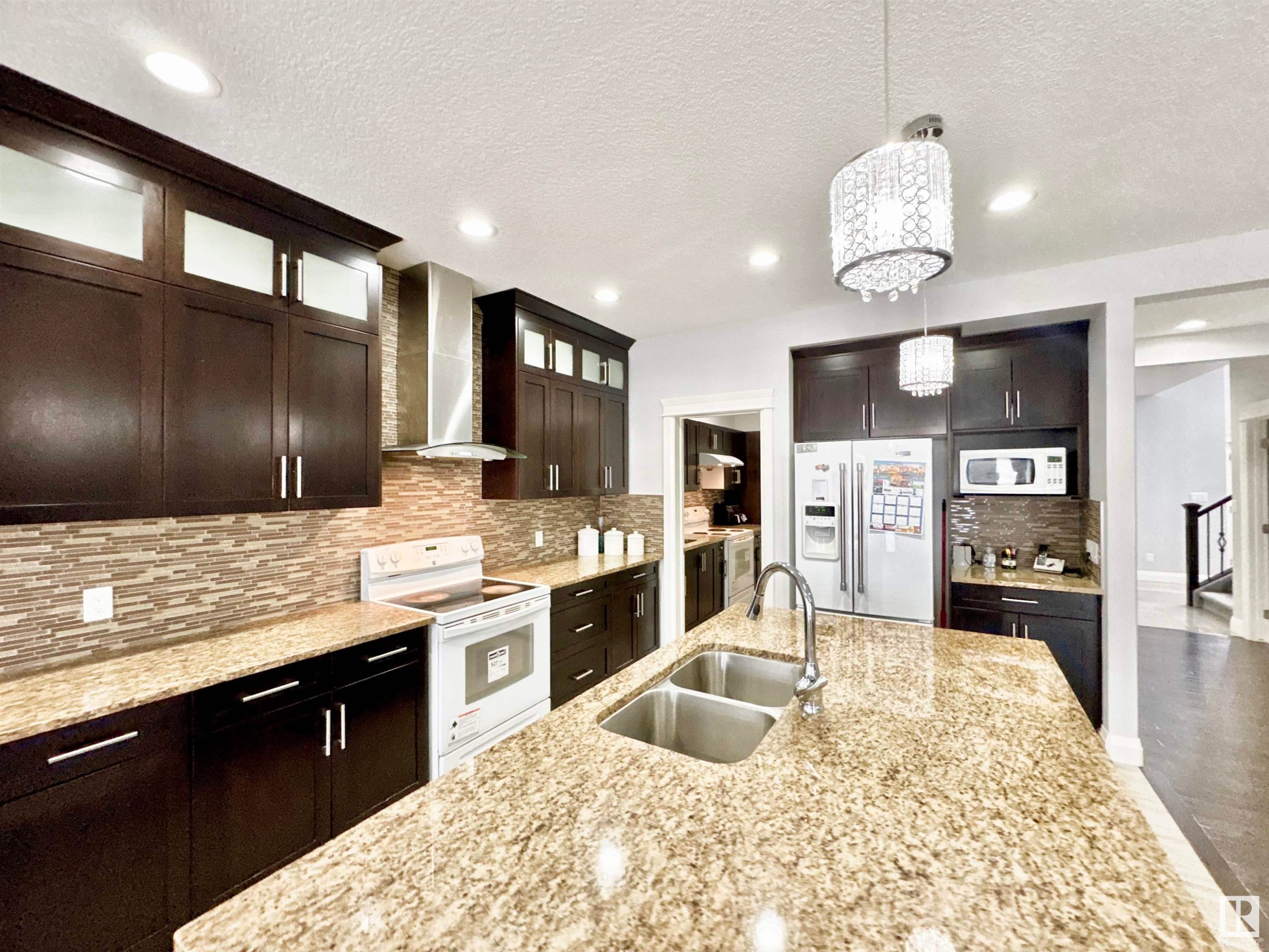 












2212 22 Street

,
Edmonton,




AB
T6T 0Z1

