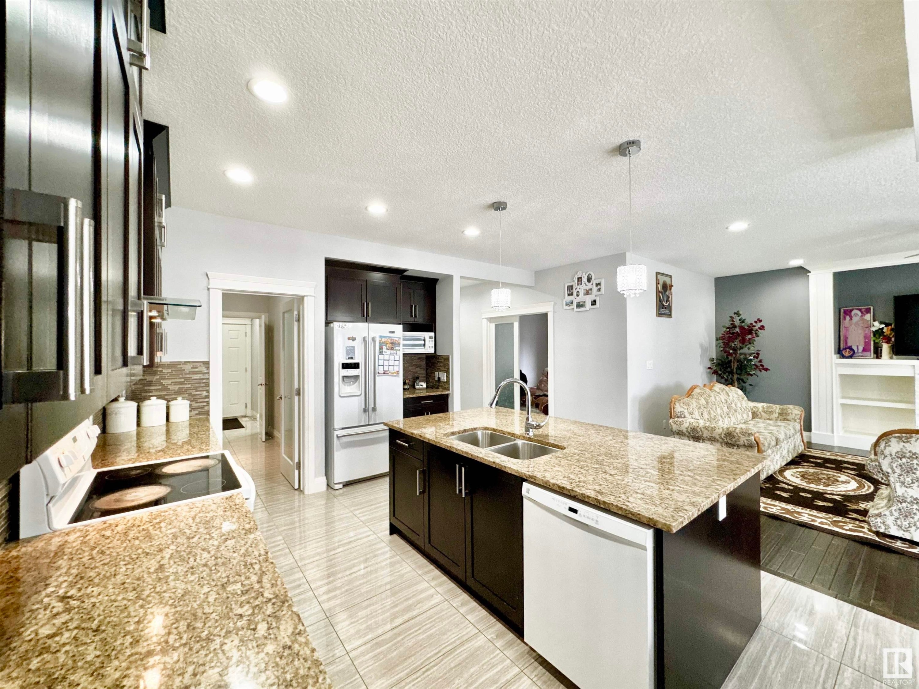 












2212 22 Street

,
Edmonton,




AB
T6T 0Z1


