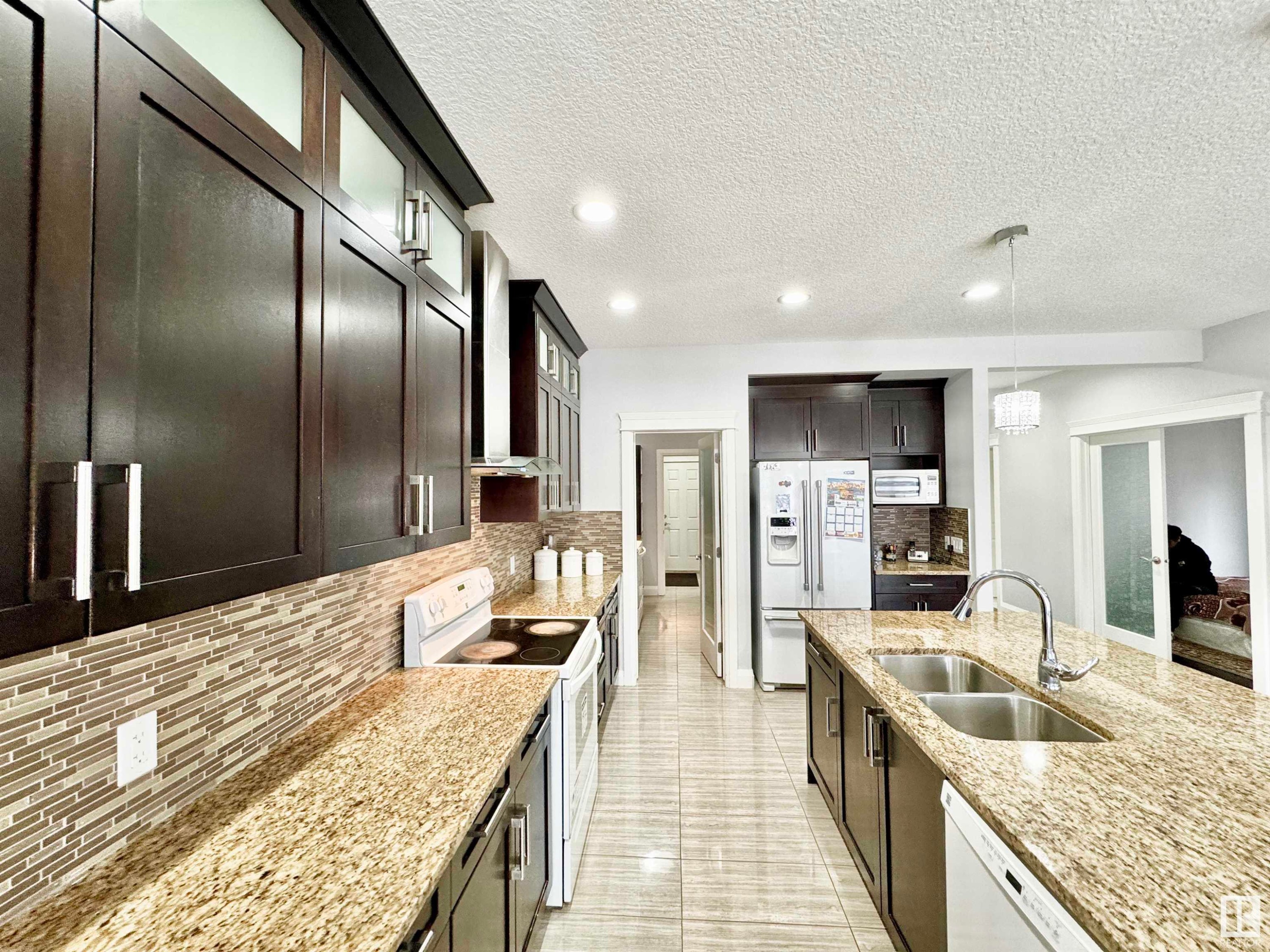 












2212 22 Street

,
Edmonton,




AB
T6T 0Z1

