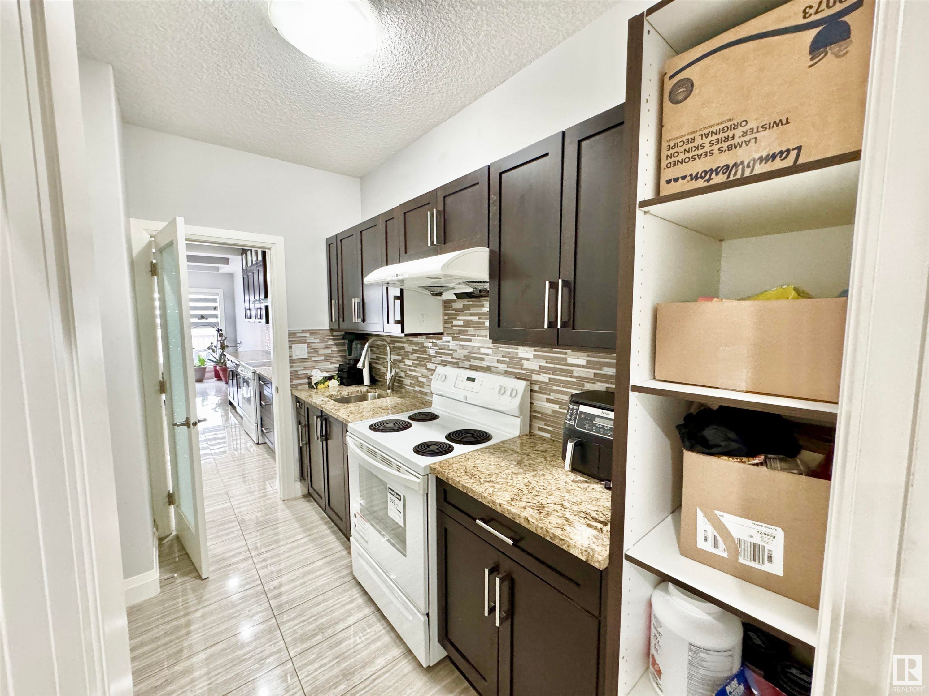 












2212 22 Street

,
Edmonton,




AB
T6T 0Z1


