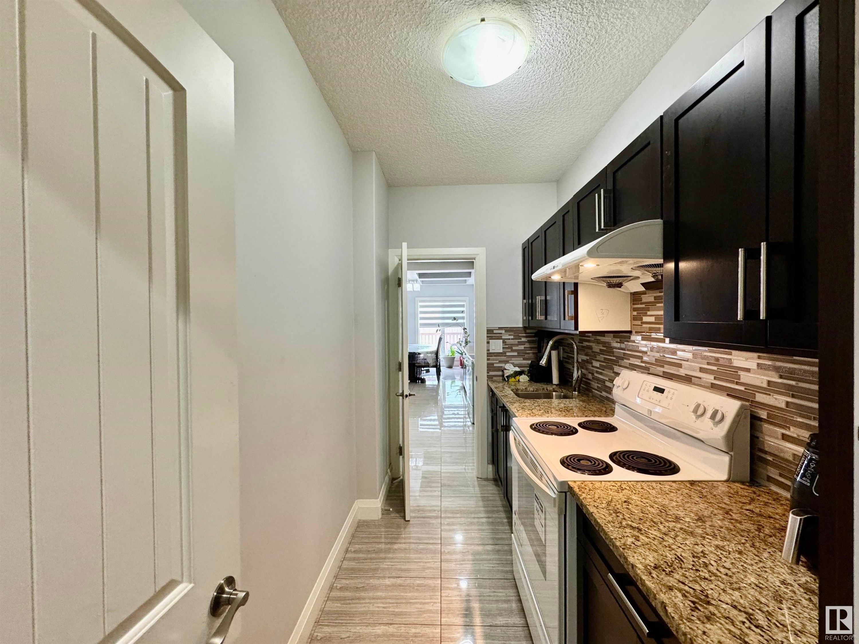 












2212 22 Street

,
Edmonton,




AB
T6T 0Z1

