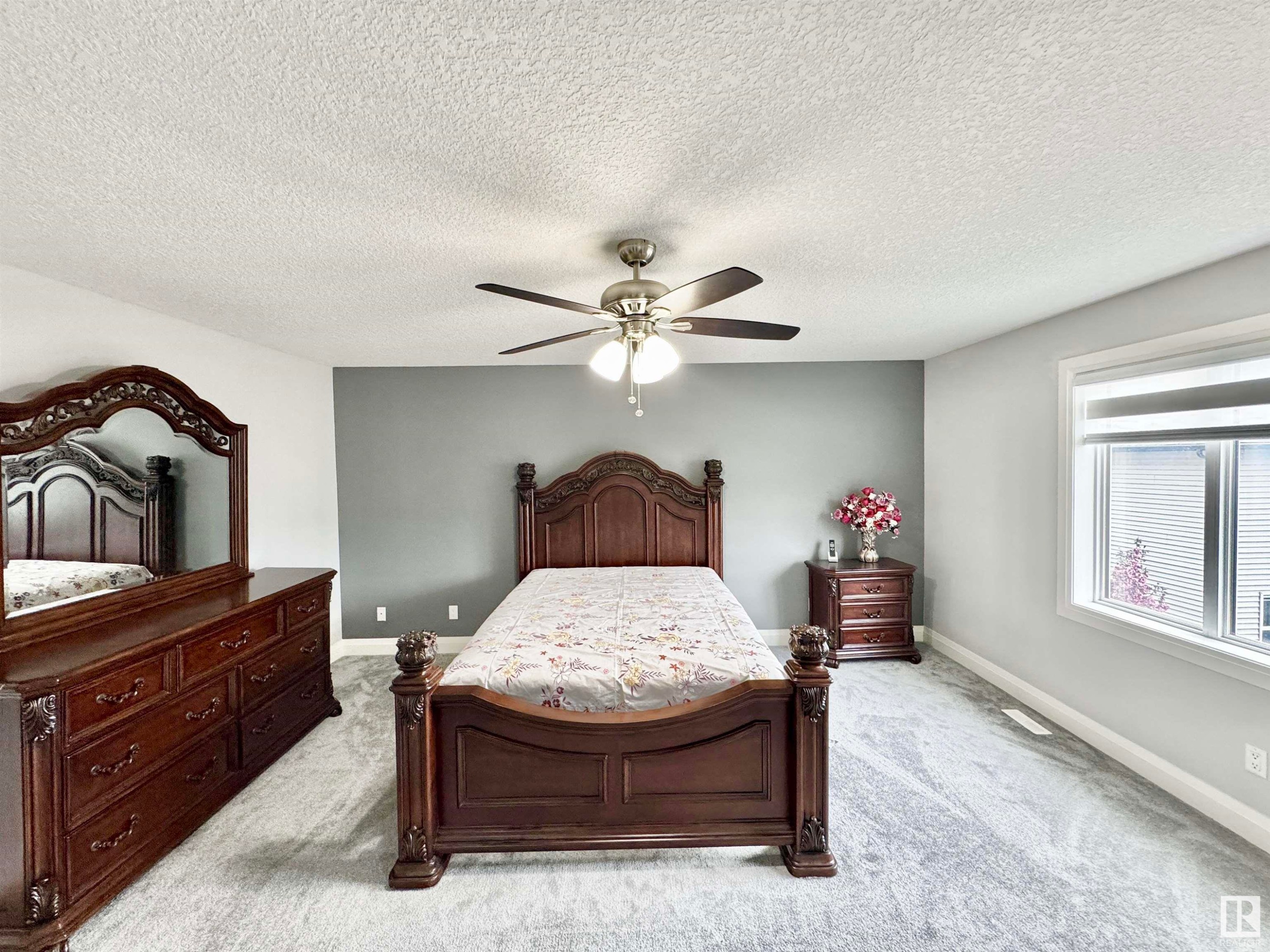 












2212 22 Street

,
Edmonton,




AB
T6T 0Z1

