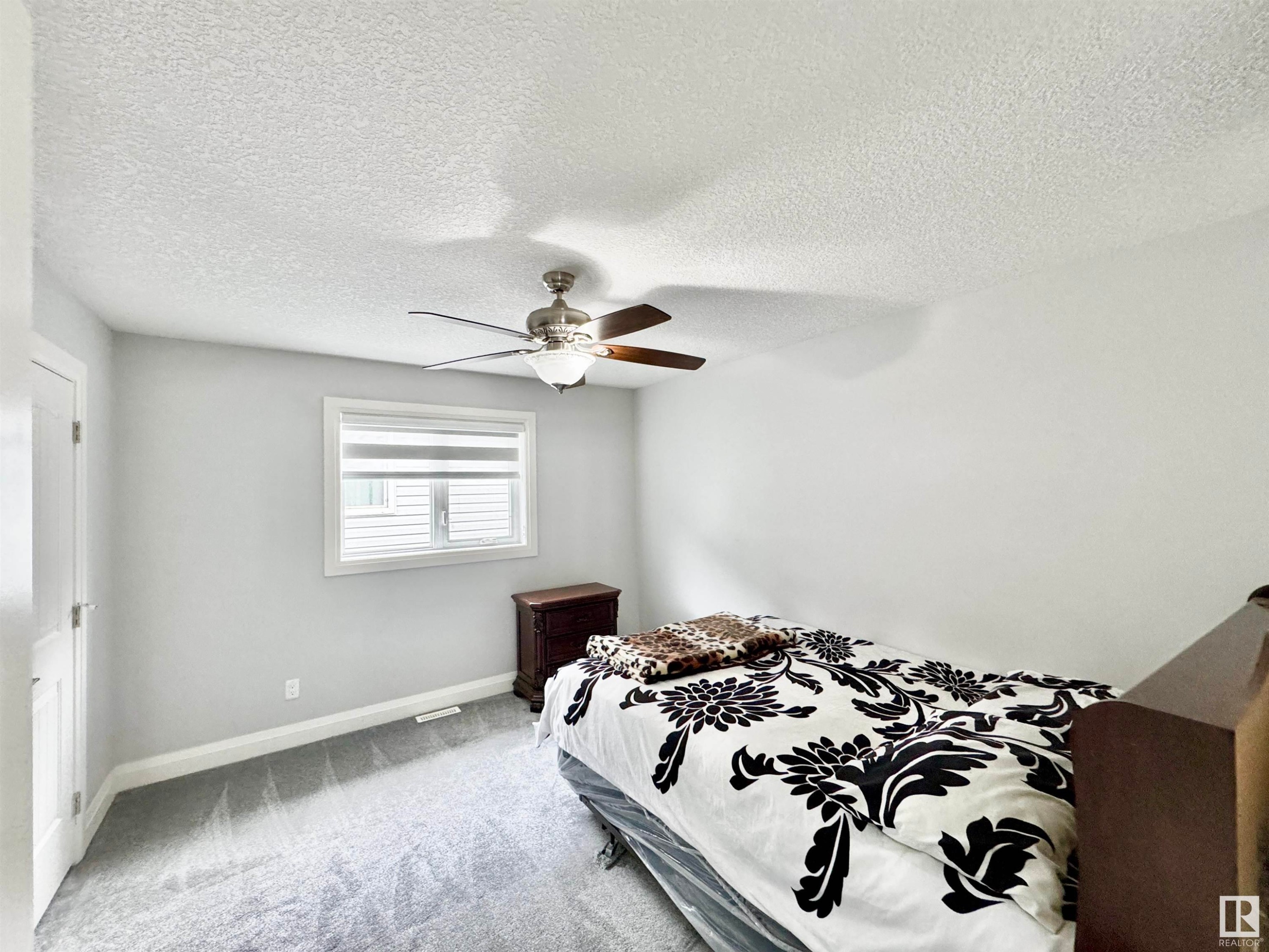 












2212 22 Street

,
Edmonton,




AB
T6T 0Z1

