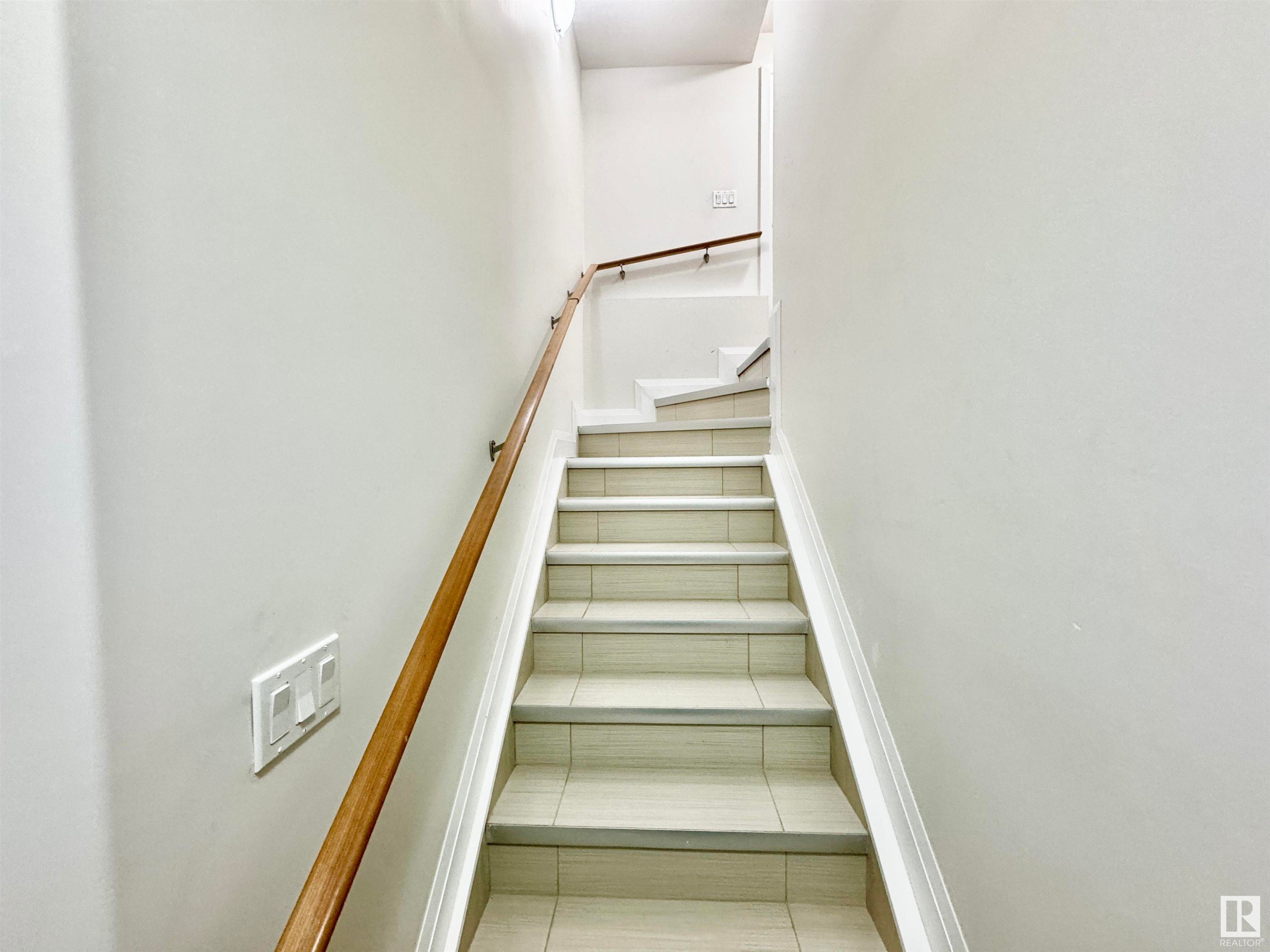 












2212 22 Street

,
Edmonton,




AB
T6T 0Z1

