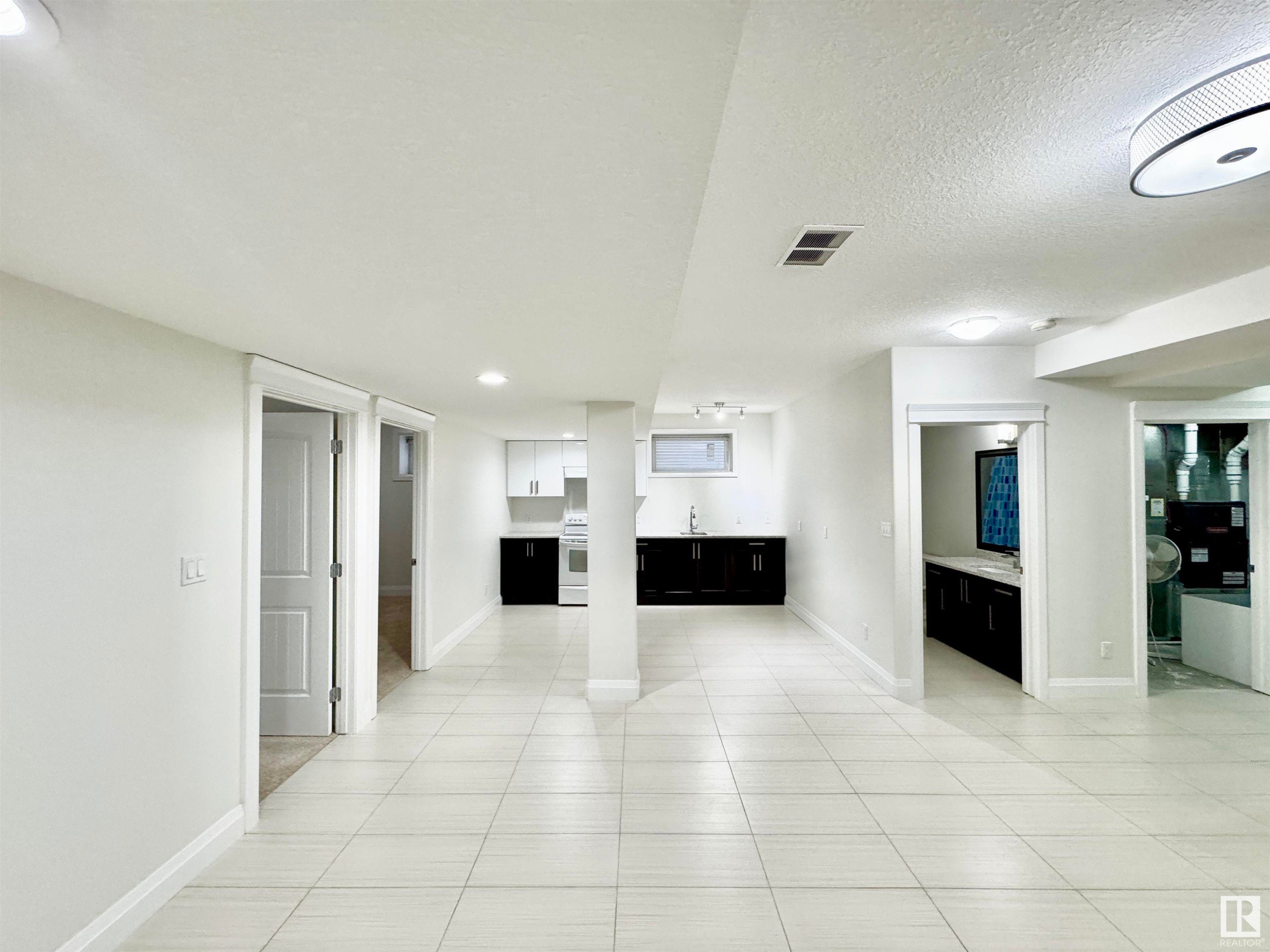 












2212 22 Street

,
Edmonton,




AB
T6T 0Z1

