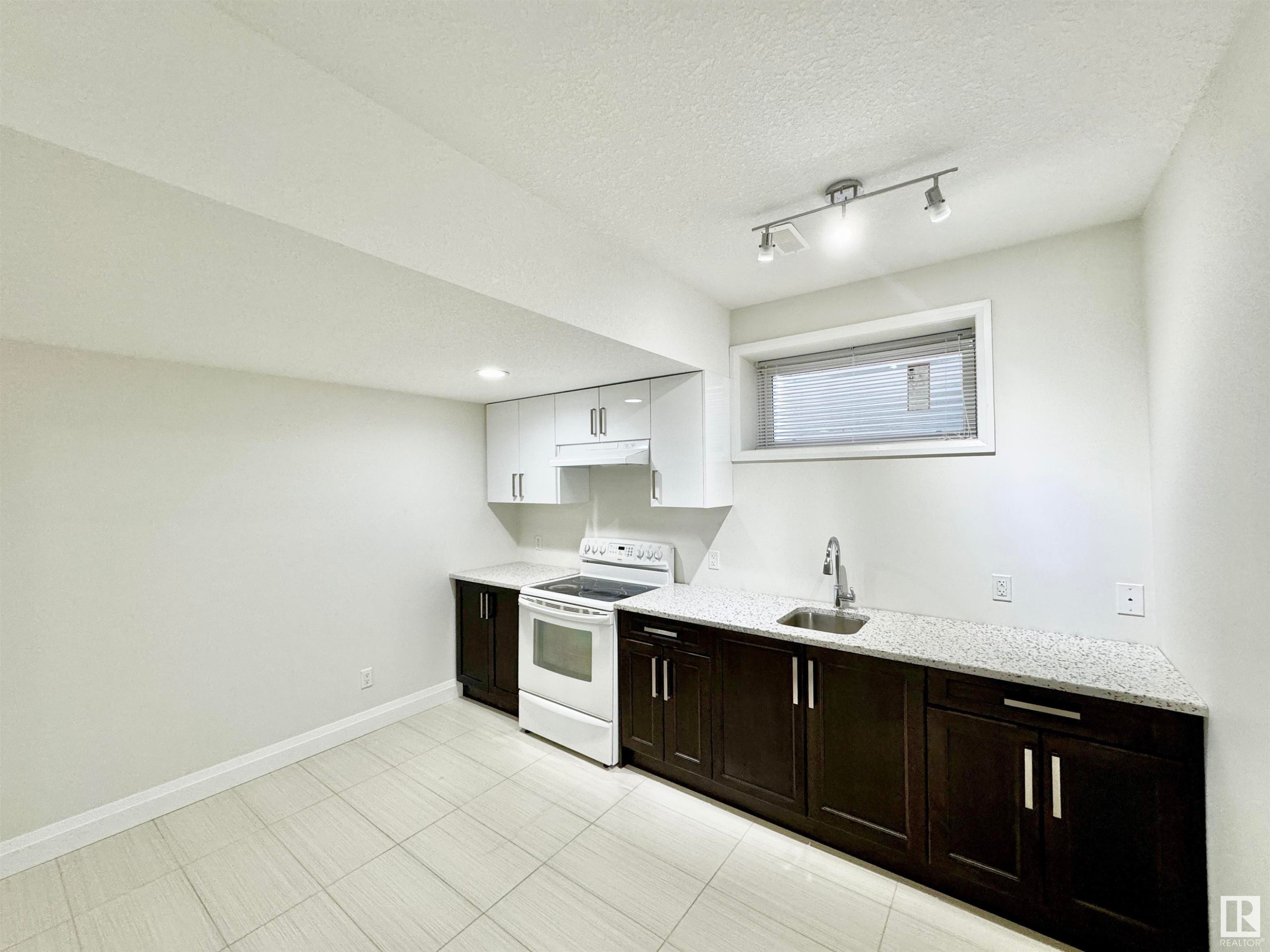 












2212 22 Street

,
Edmonton,




AB
T6T 0Z1

