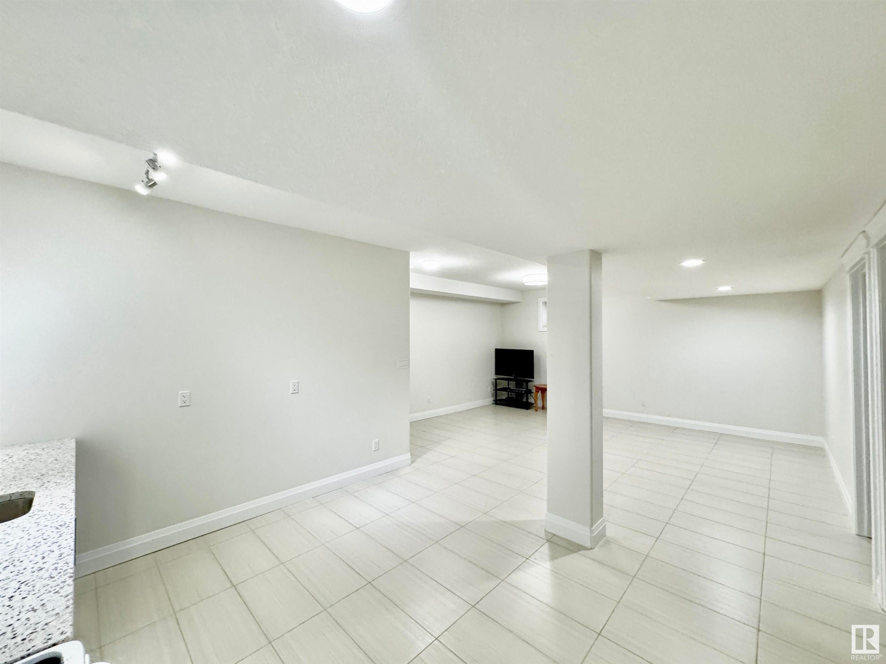 












2212 22 Street

,
Edmonton,




AB
T6T 0Z1

