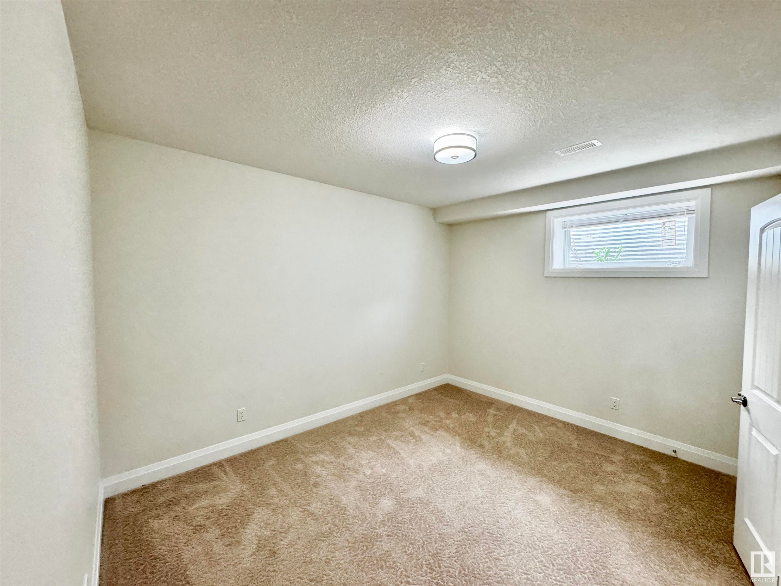 












2212 22 Street

,
Edmonton,




AB
T6T 0Z1

