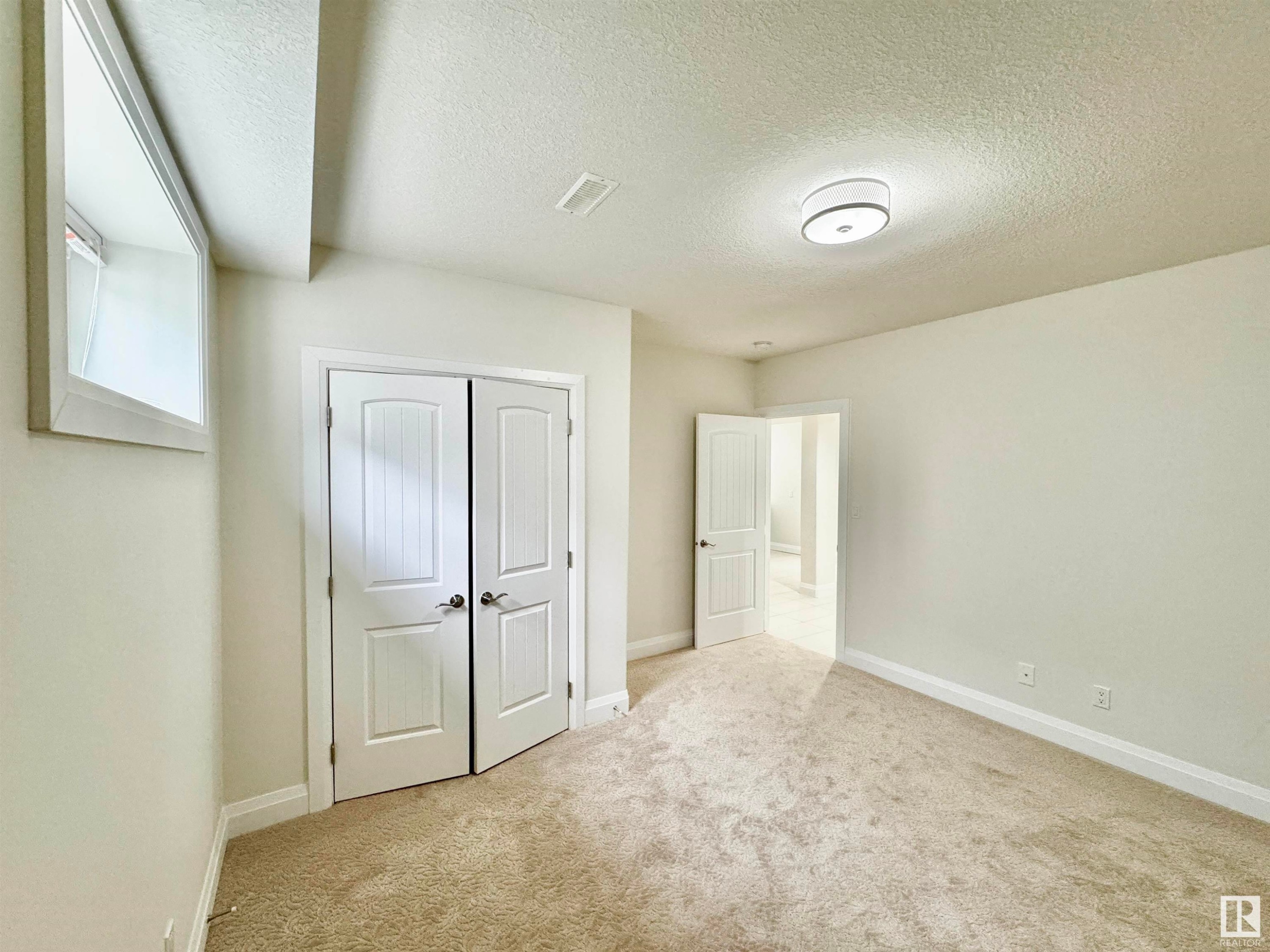 












2212 22 Street

,
Edmonton,




AB
T6T 0Z1

