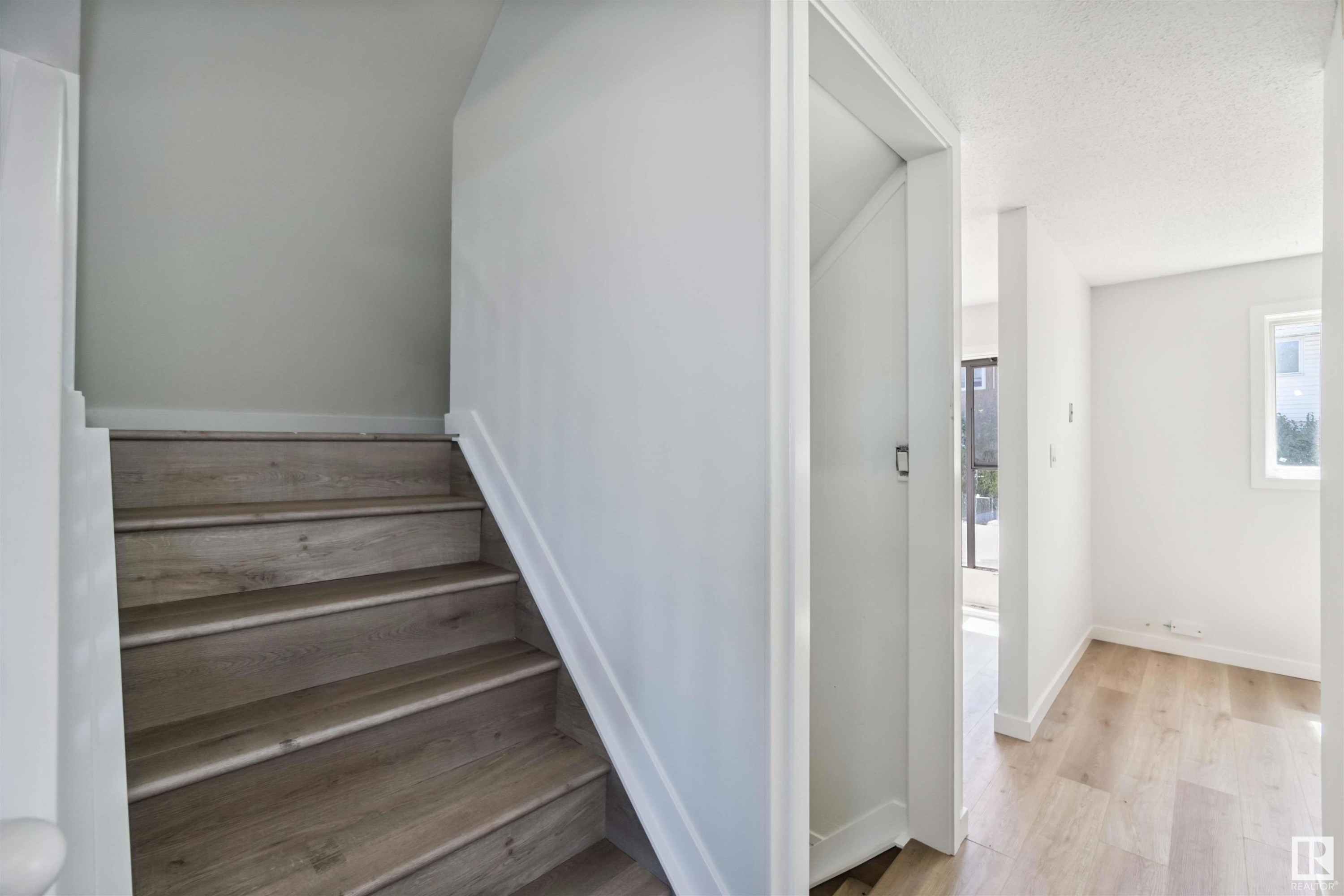 












1096 MILLBOURNE E

,
Edmonton,




AB
T6K 1W1

