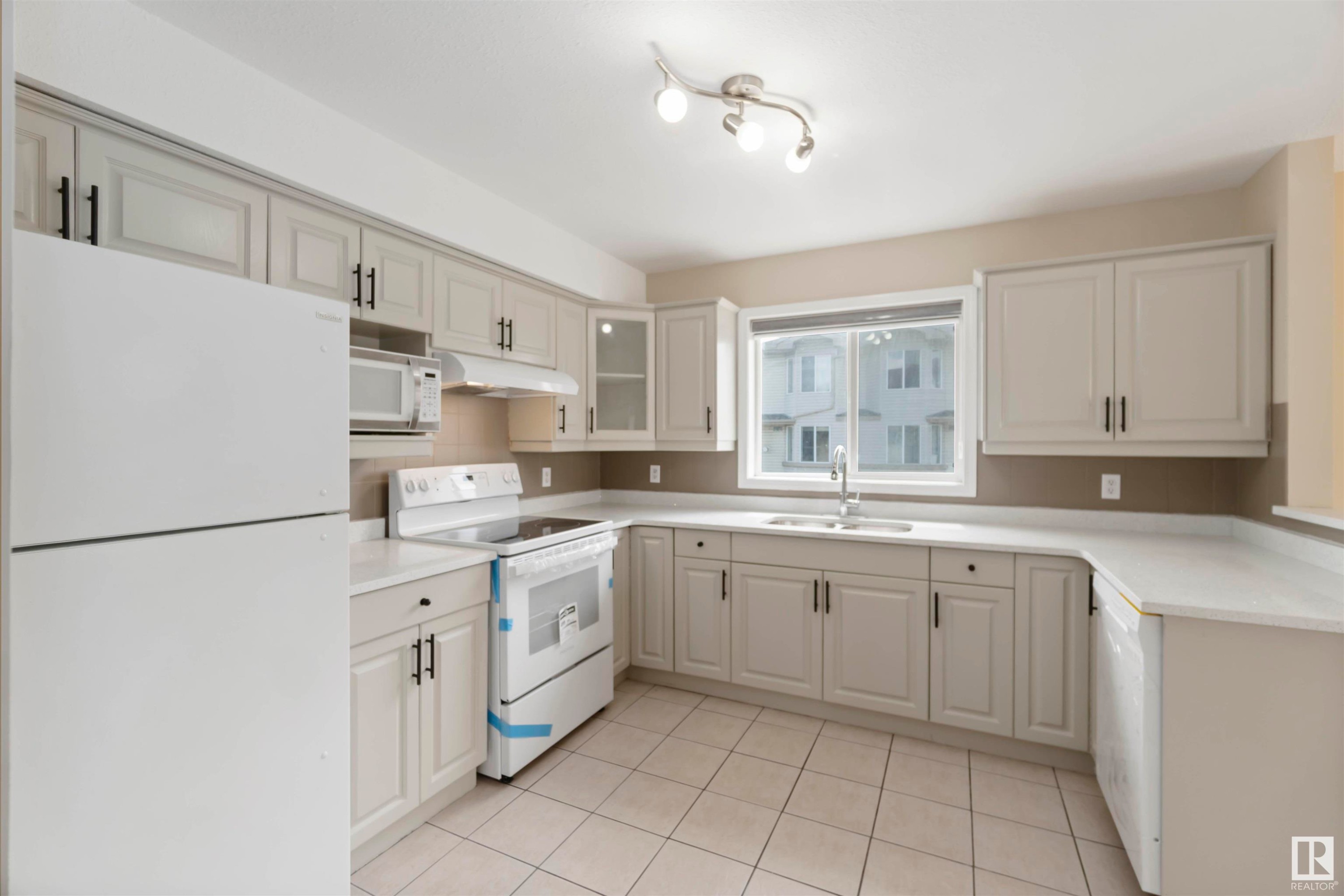 












25 2505 42 Street

,
Edmonton,




AB
T6L 7G8

