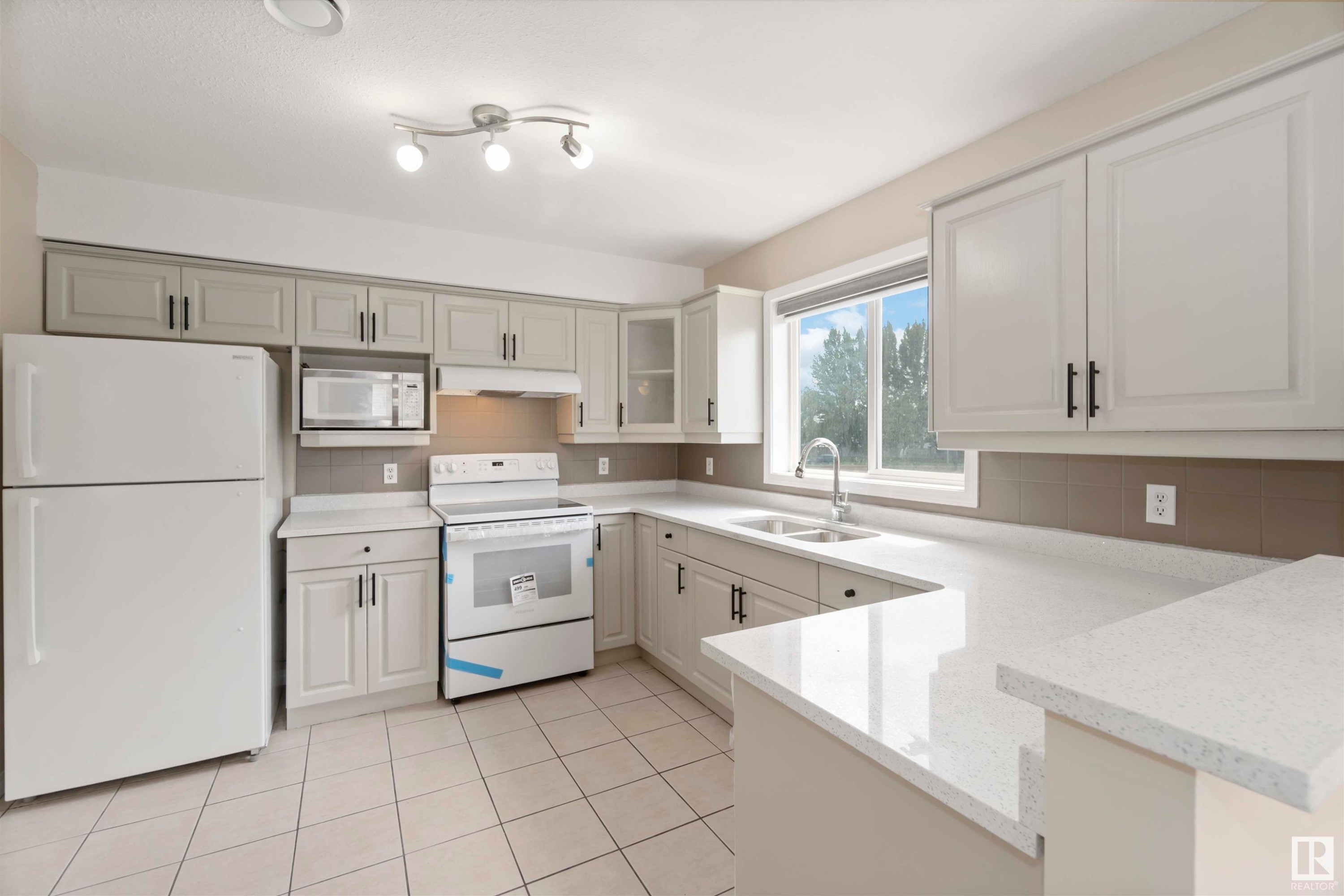 












25 2505 42 Street

,
Edmonton,




AB
T6L 7G8

