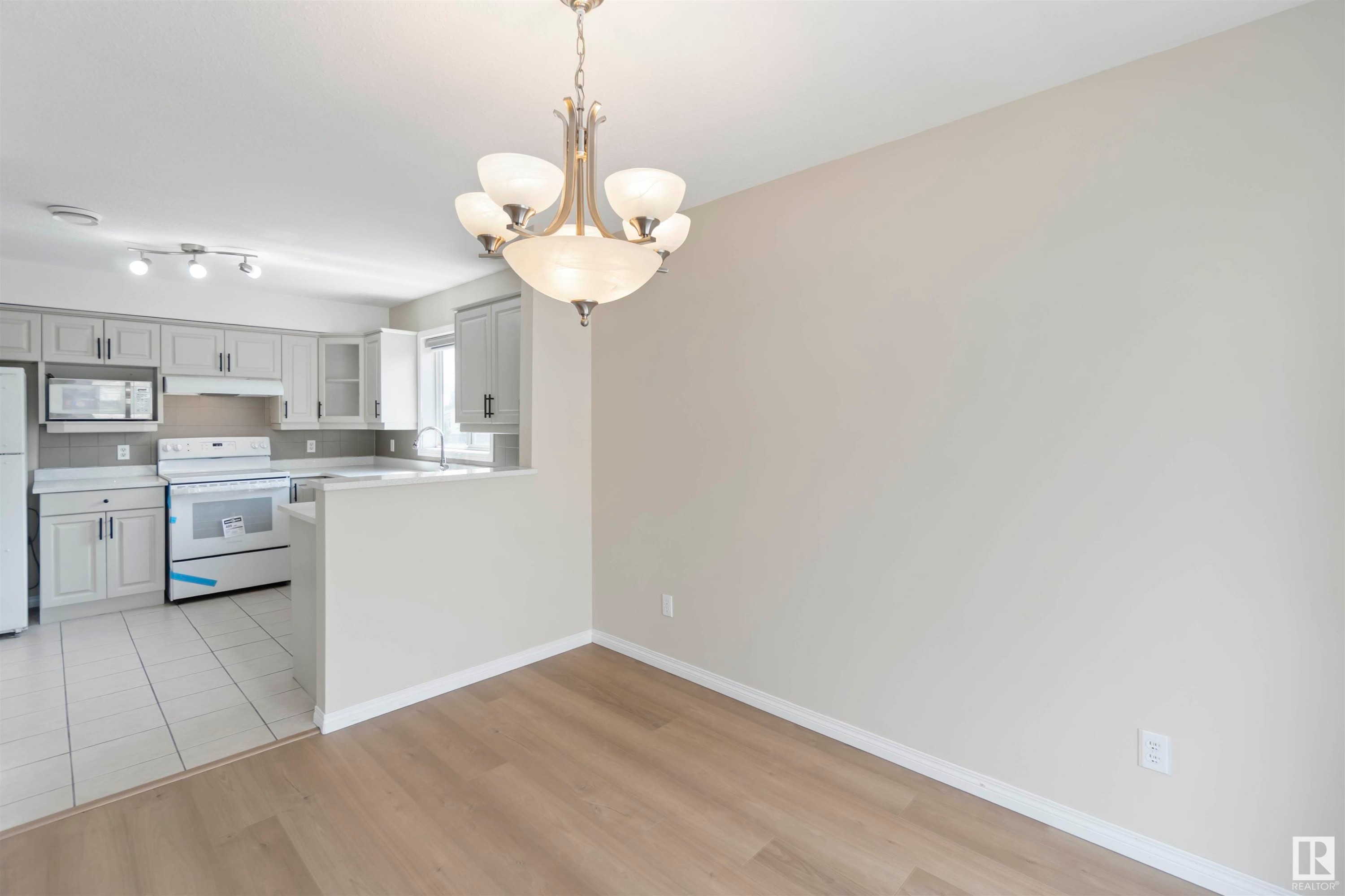 












25 2505 42 Street

,
Edmonton,




AB
T6L 7G8

