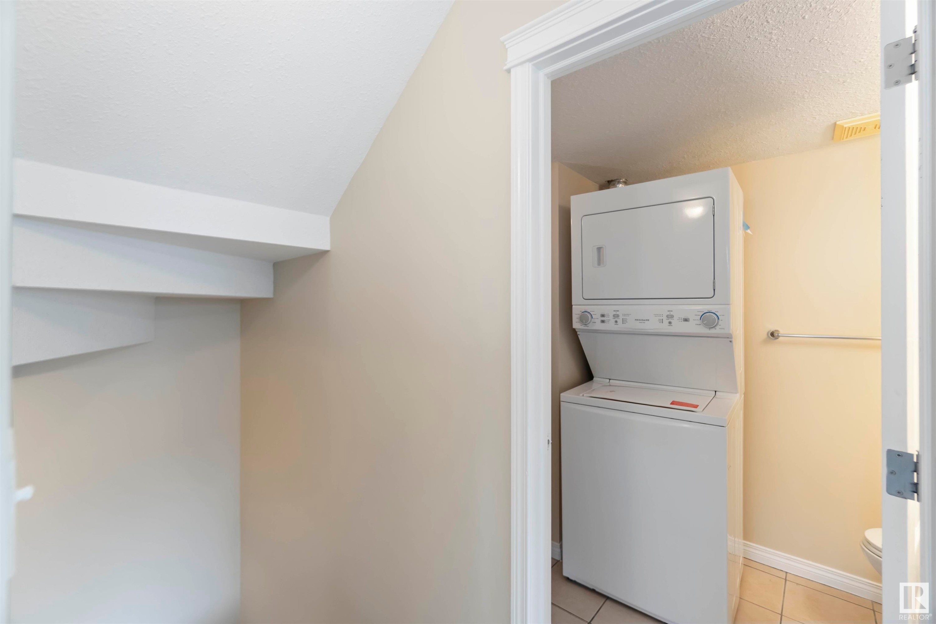 












25 2505 42 Street

,
Edmonton,




AB
T6L 7G8

