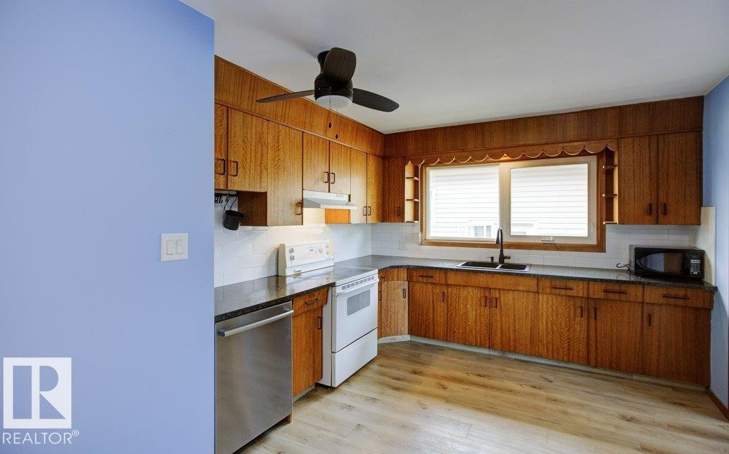 












9815 97 Street

,
Westlock,




AB
T7P 2A4

