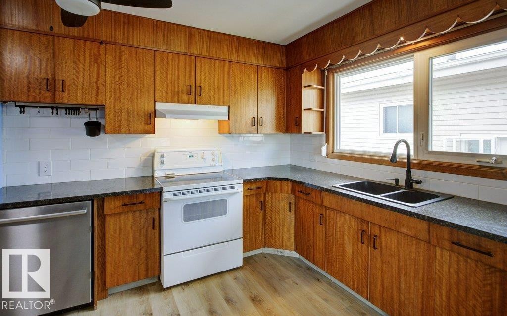












9815 97 Street

,
Westlock,




AB
T7P 2A4

