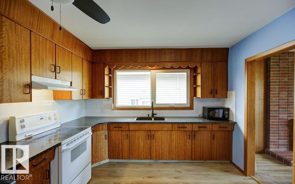 












9815 97 Street

,
Westlock,




AB
T7P 2A4

