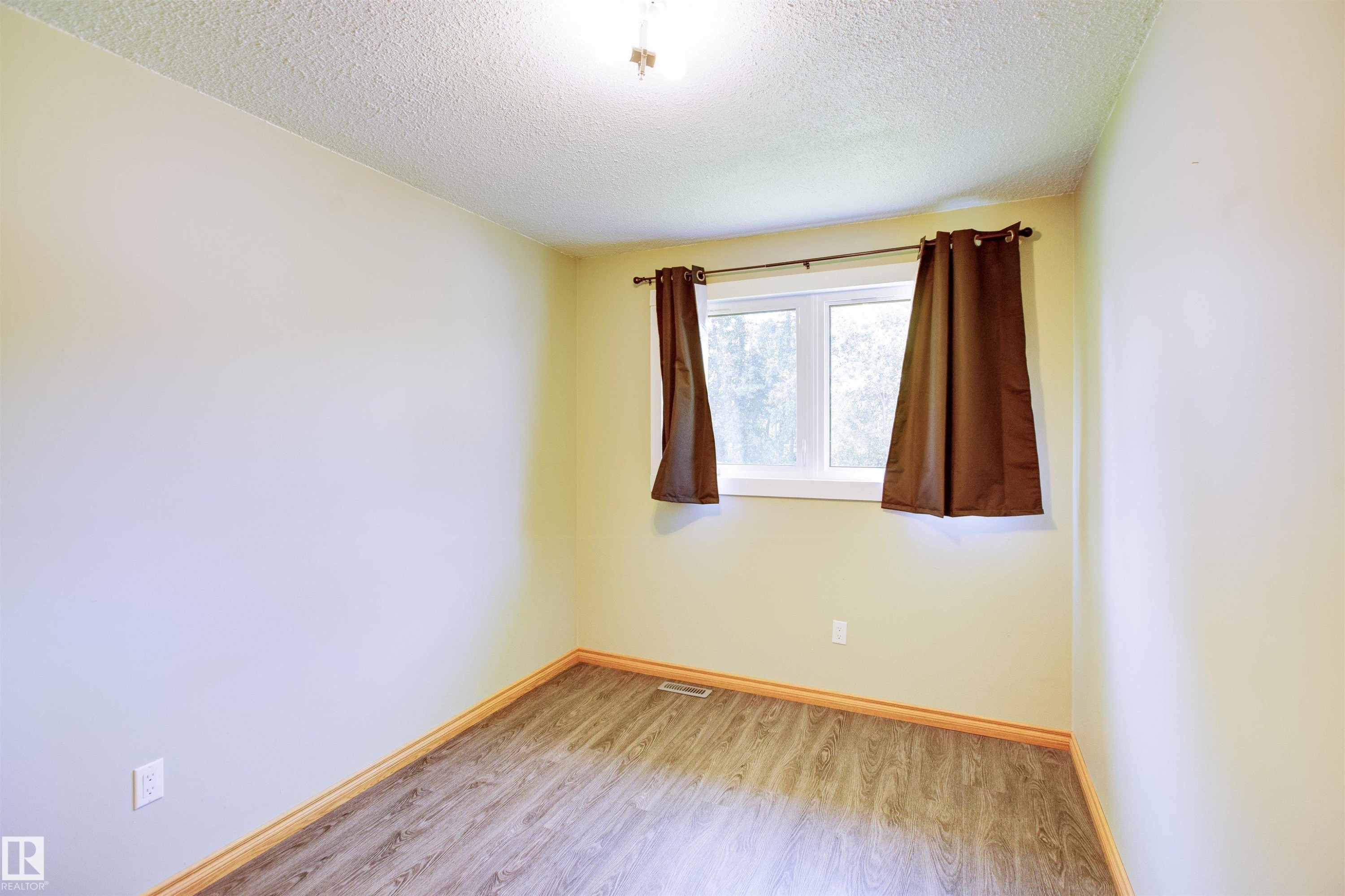 












52 Thomson Road

,
Fort Assiniboine,




AB
T0G 1A0

