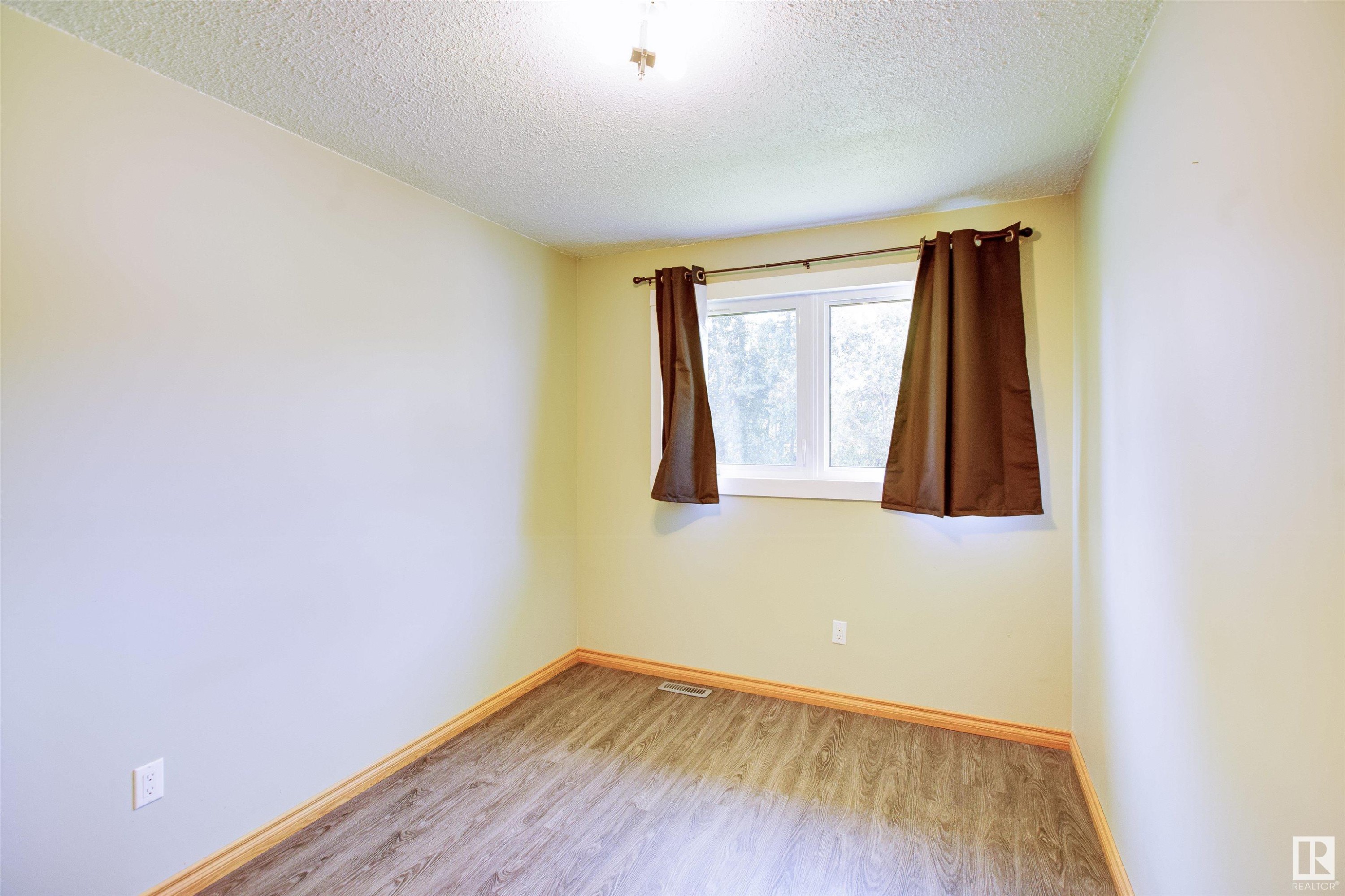 












52 Thomson Road

,
Fort Assiniboine,




AB
T0G 1A0

