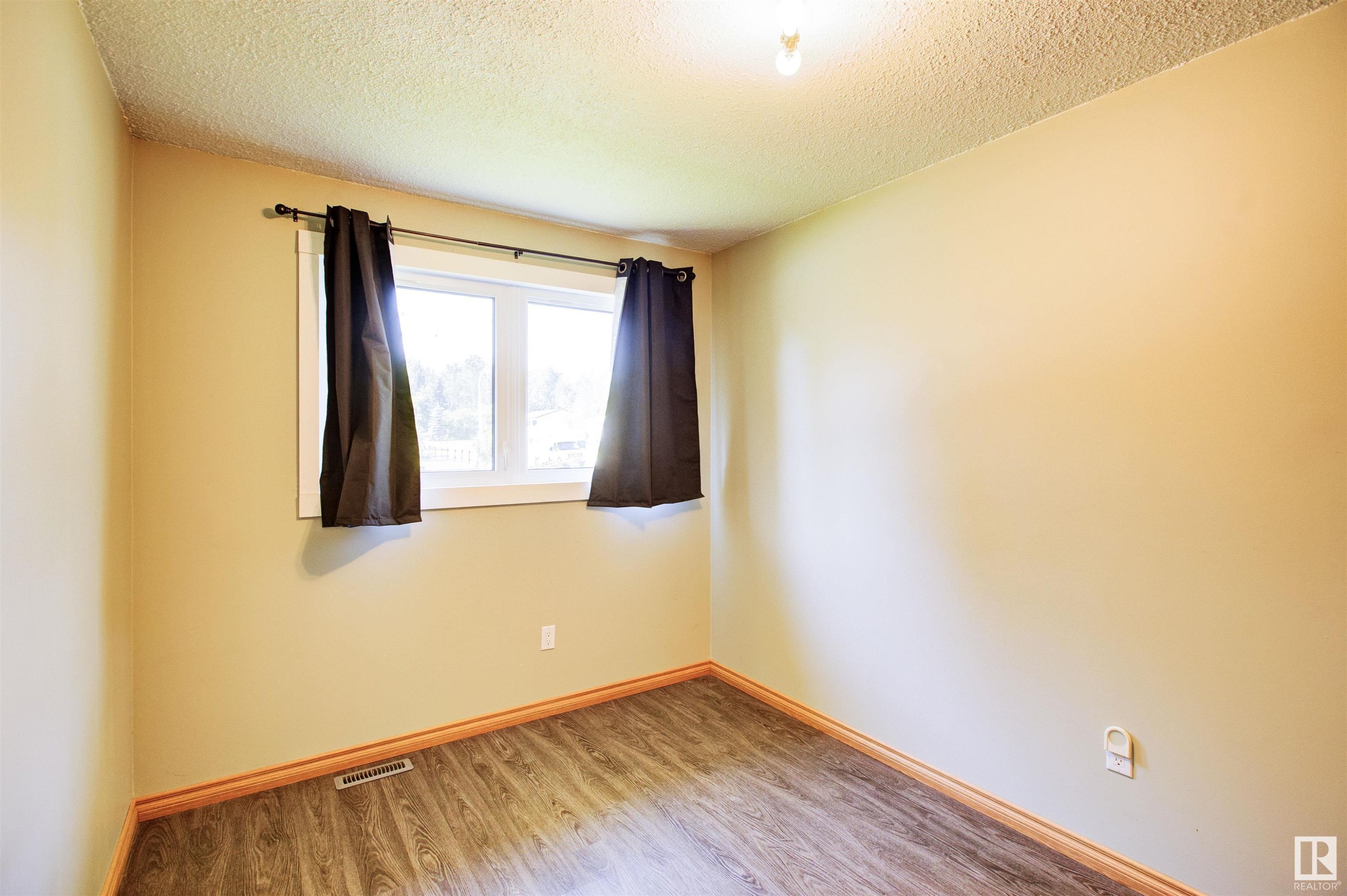 












52 Thomson Road

,
Fort Assiniboine,




AB
T0G 1A0


