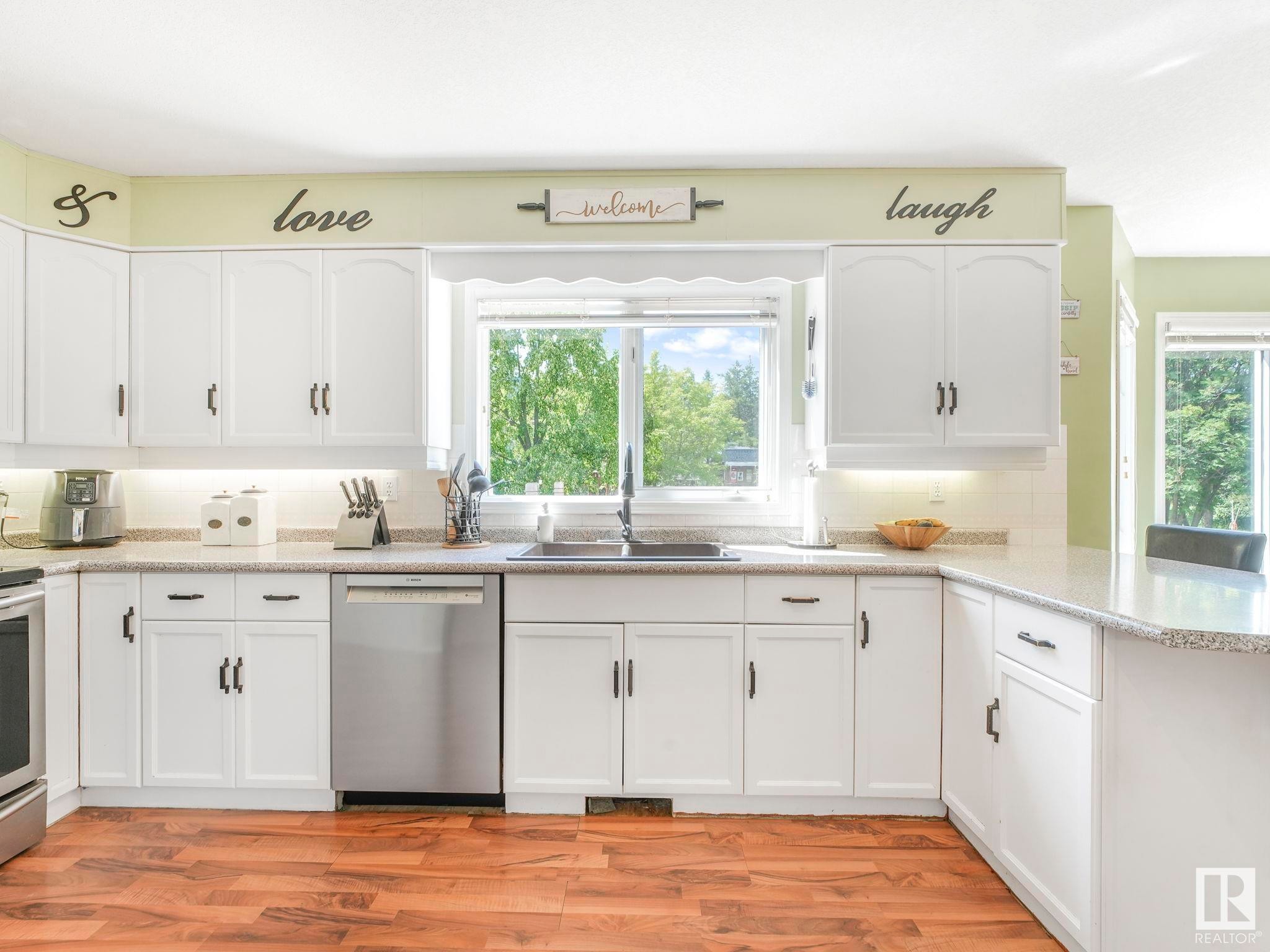 












4 Vista Way

,
Rural Sturgeon County,




AB
T0A 1N0

