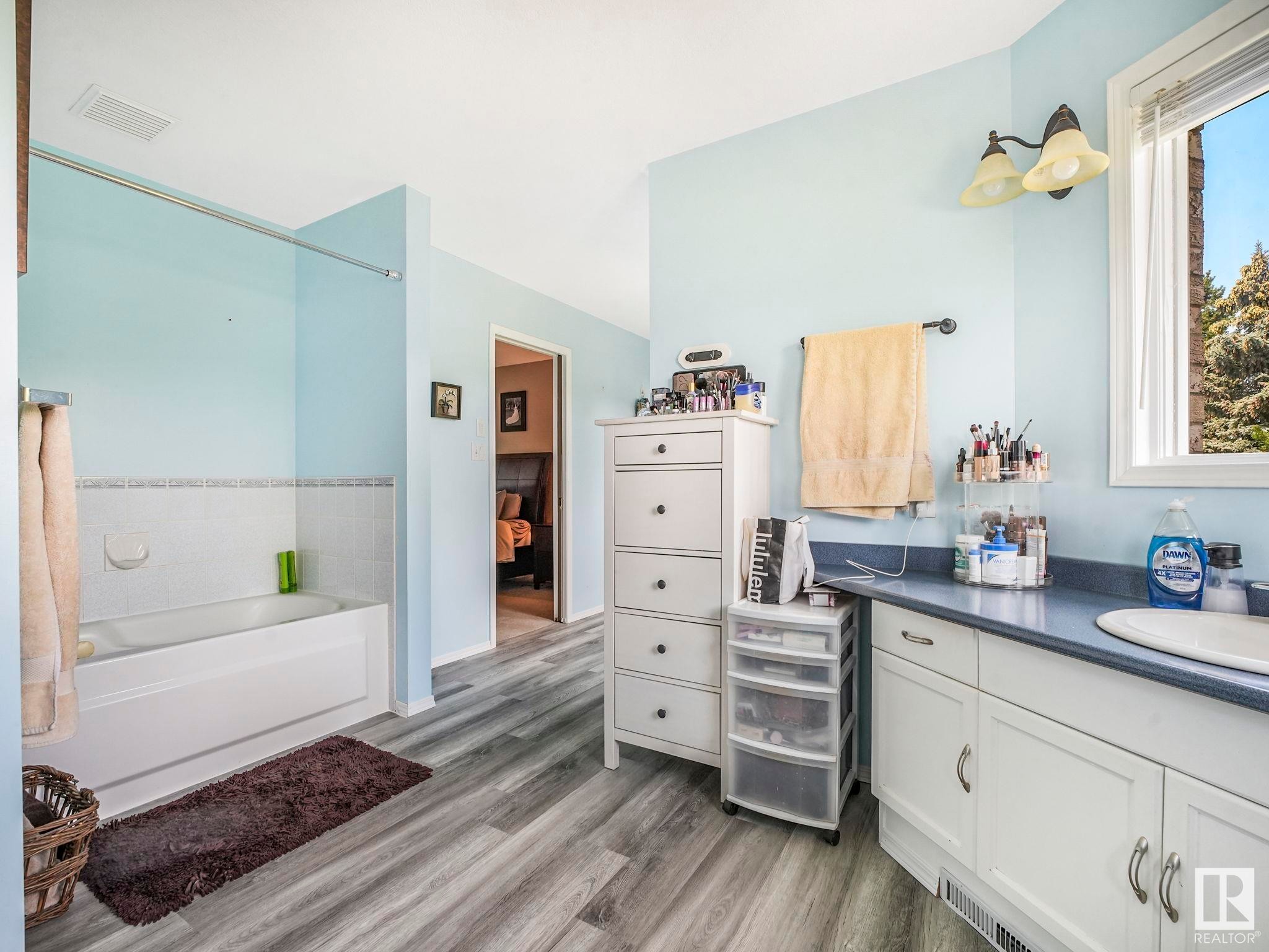 












4 Vista Way

,
Rural Sturgeon County,




AB
T0A 1N0

