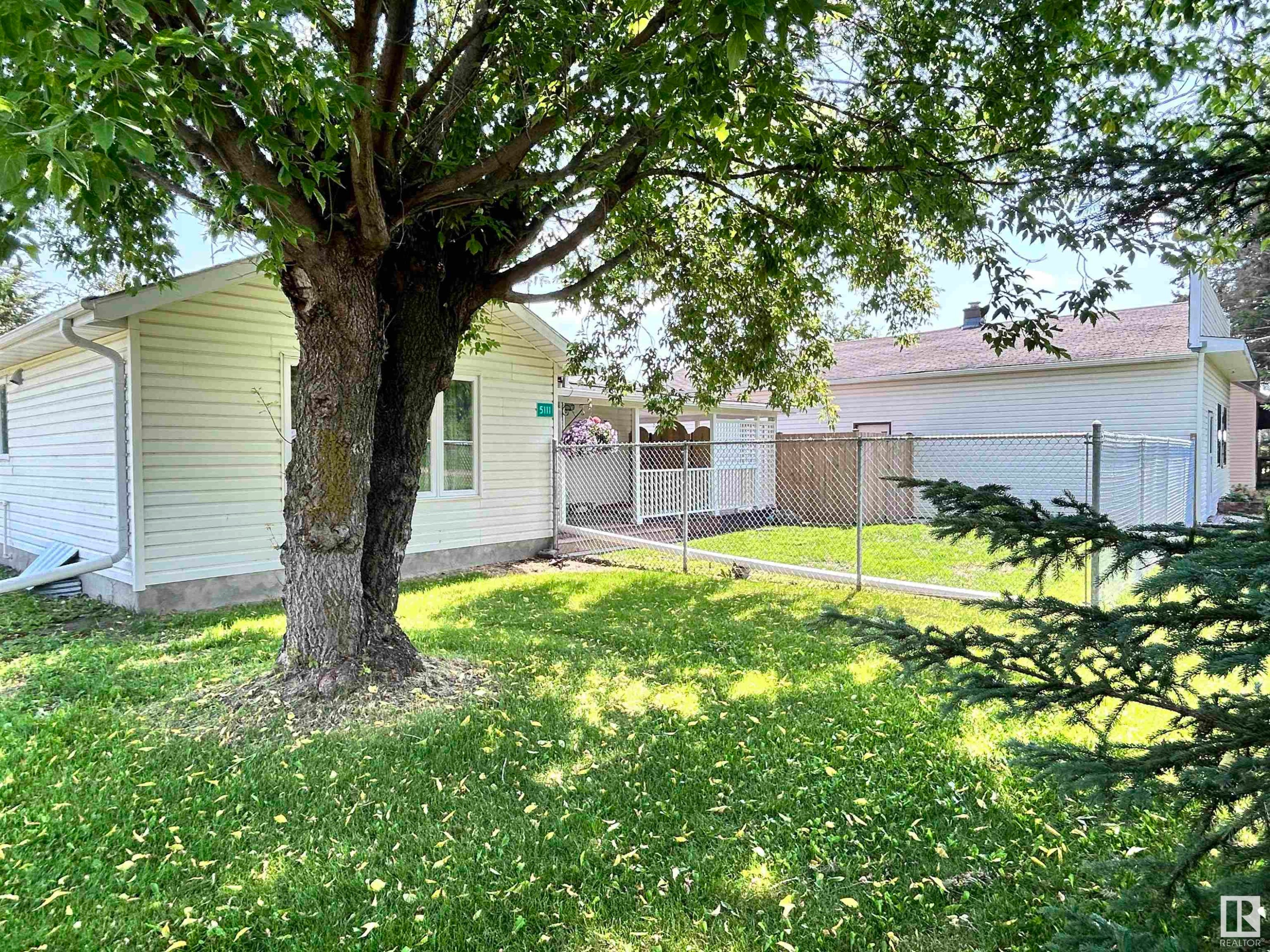 












5111 50 Street

,
Tawatinaw,




AB
T0G 2E0

